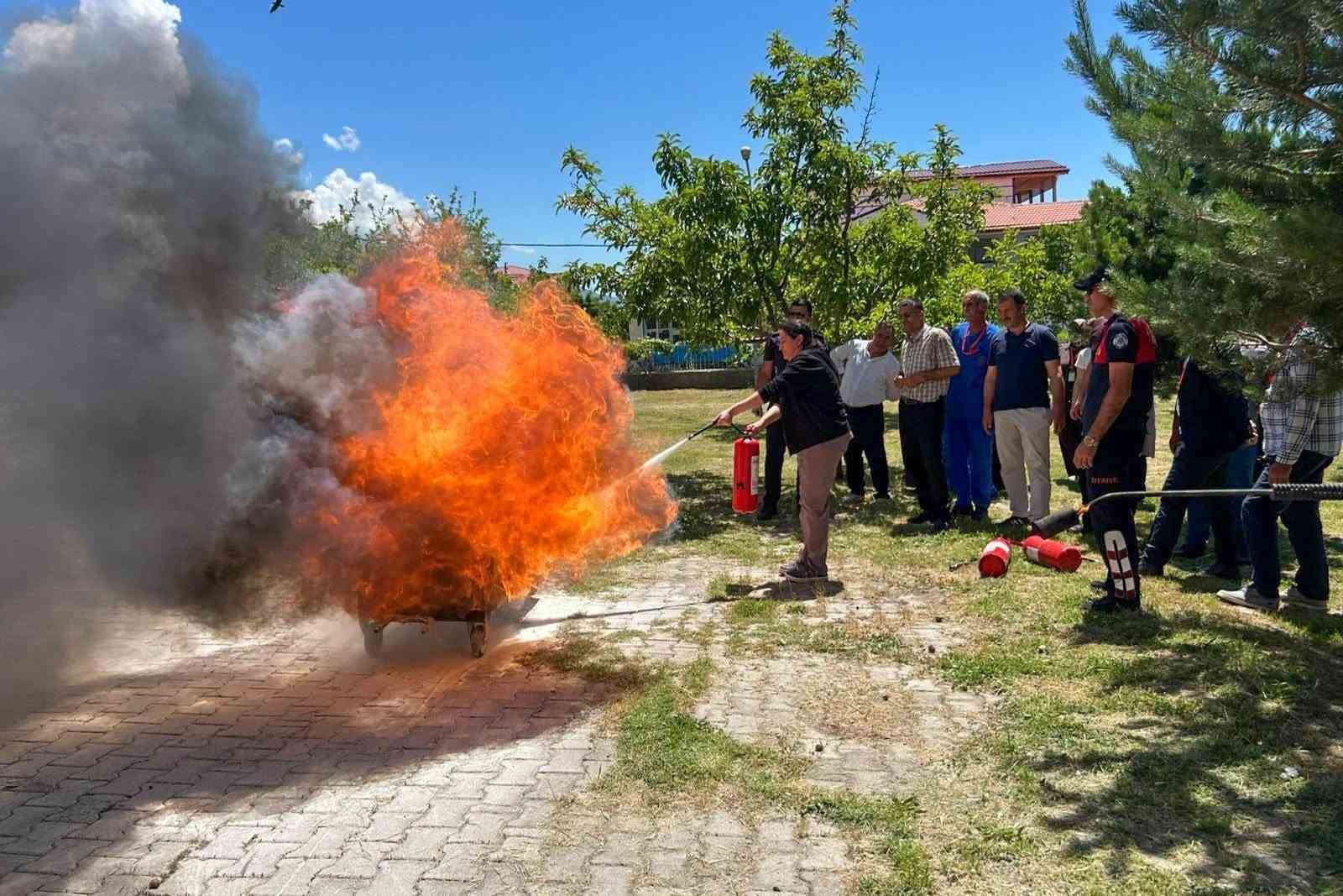 uzumlu-devlet-hastanesi-personeline-uygulamali-yangin-egitimi