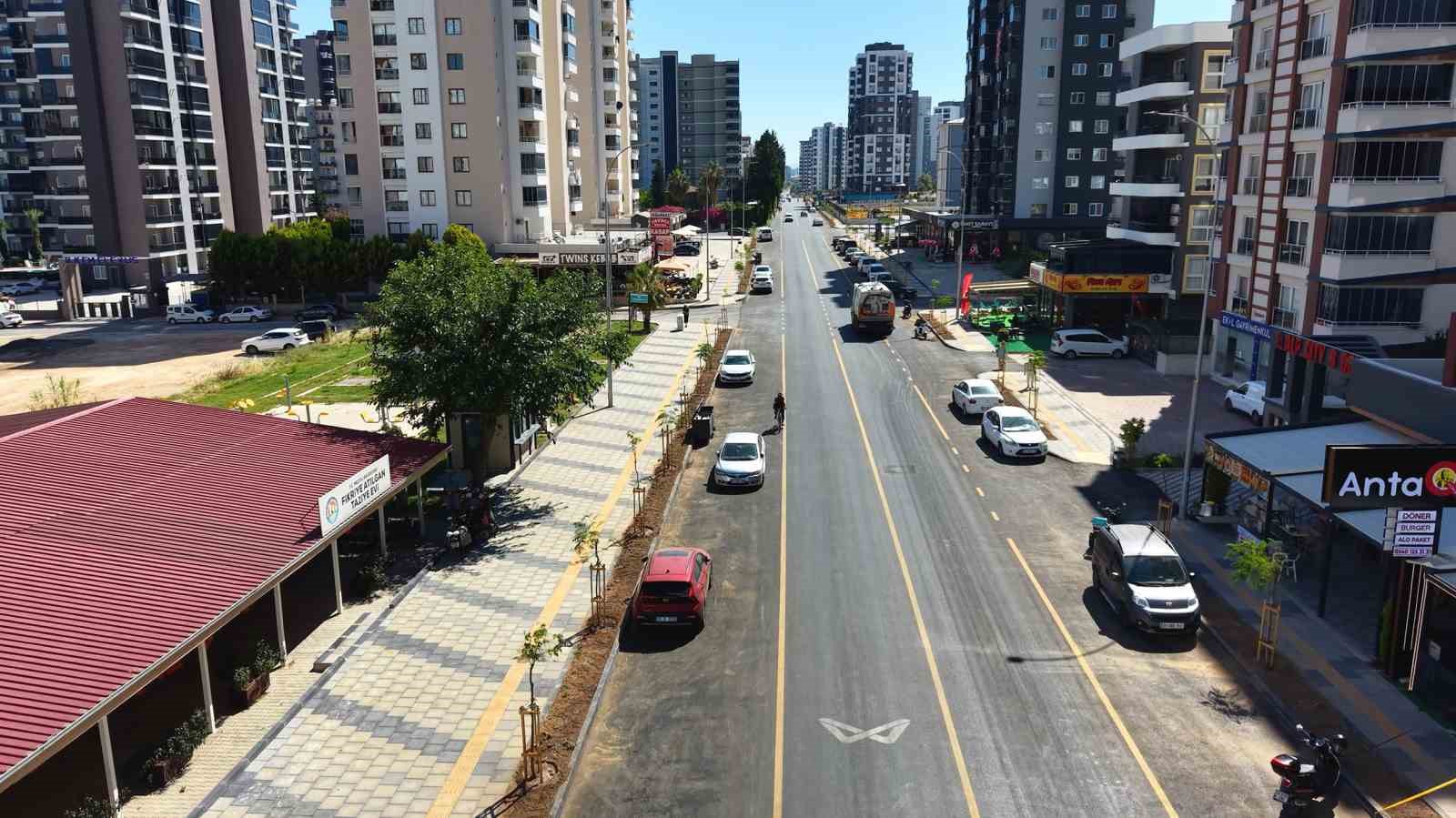 mersin-de-yenilenen-cadde-420-agacla-bulustu