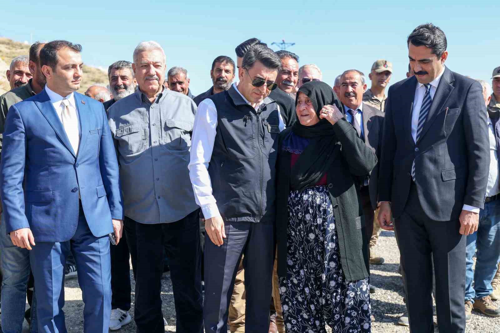tunceli-de-huzurun-yolu-sicak-asfaltla-doseniyor