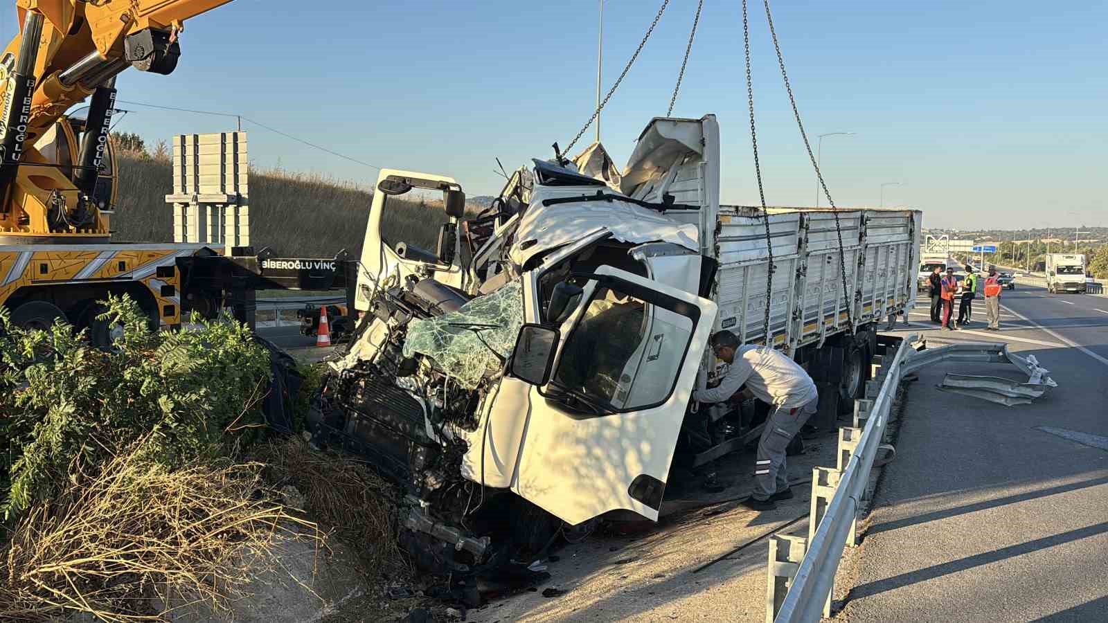 canakkale-de-kamyon-bariyerlere-ok-gibi-saglandi-2-olu