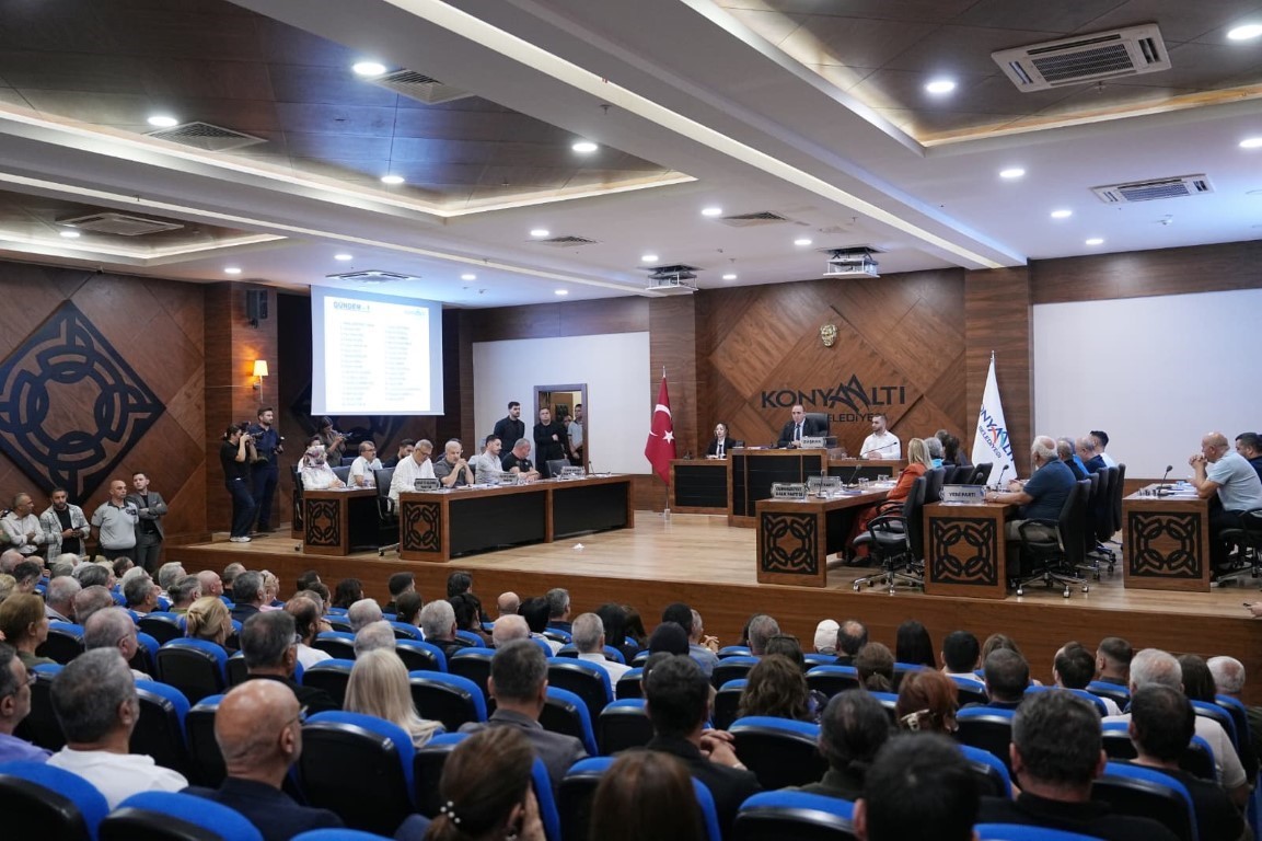chp-den-istifa-eden-konyaalti-belediye-baskani-kotan-in-katildigi-meclis-toplantisinda-gerginlik-yasandi