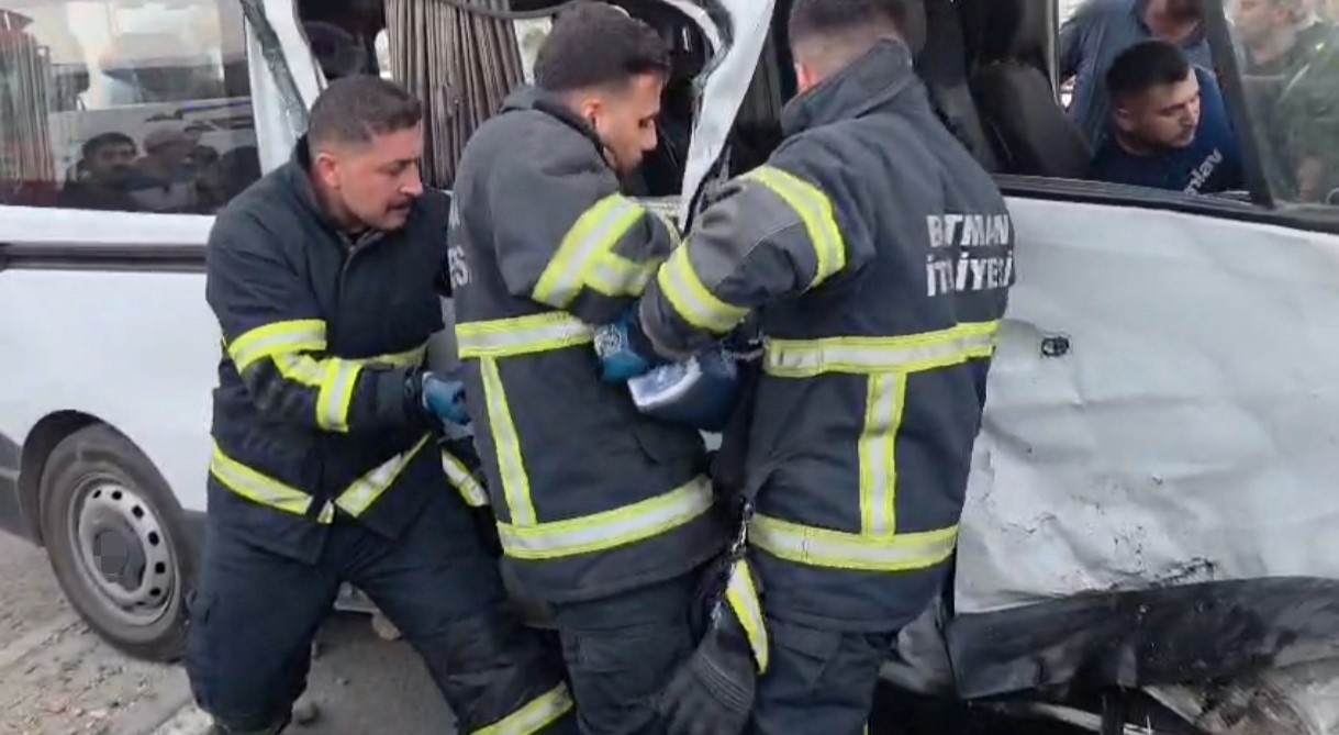 batman-da-iki-minibus-carpisti-9-yarali
