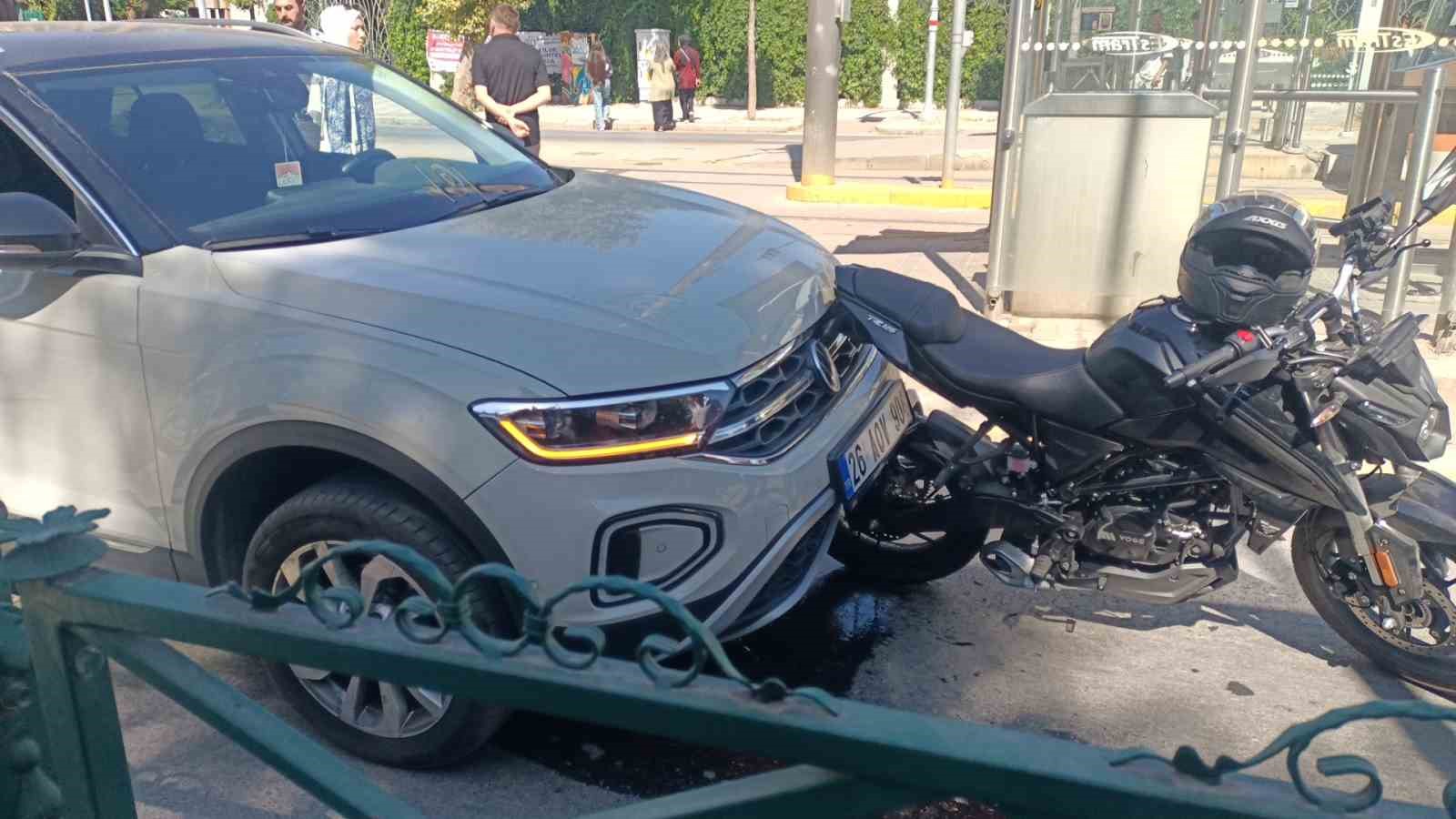 yayalara-yol-veren-motosikletliye-otomobil-carpti