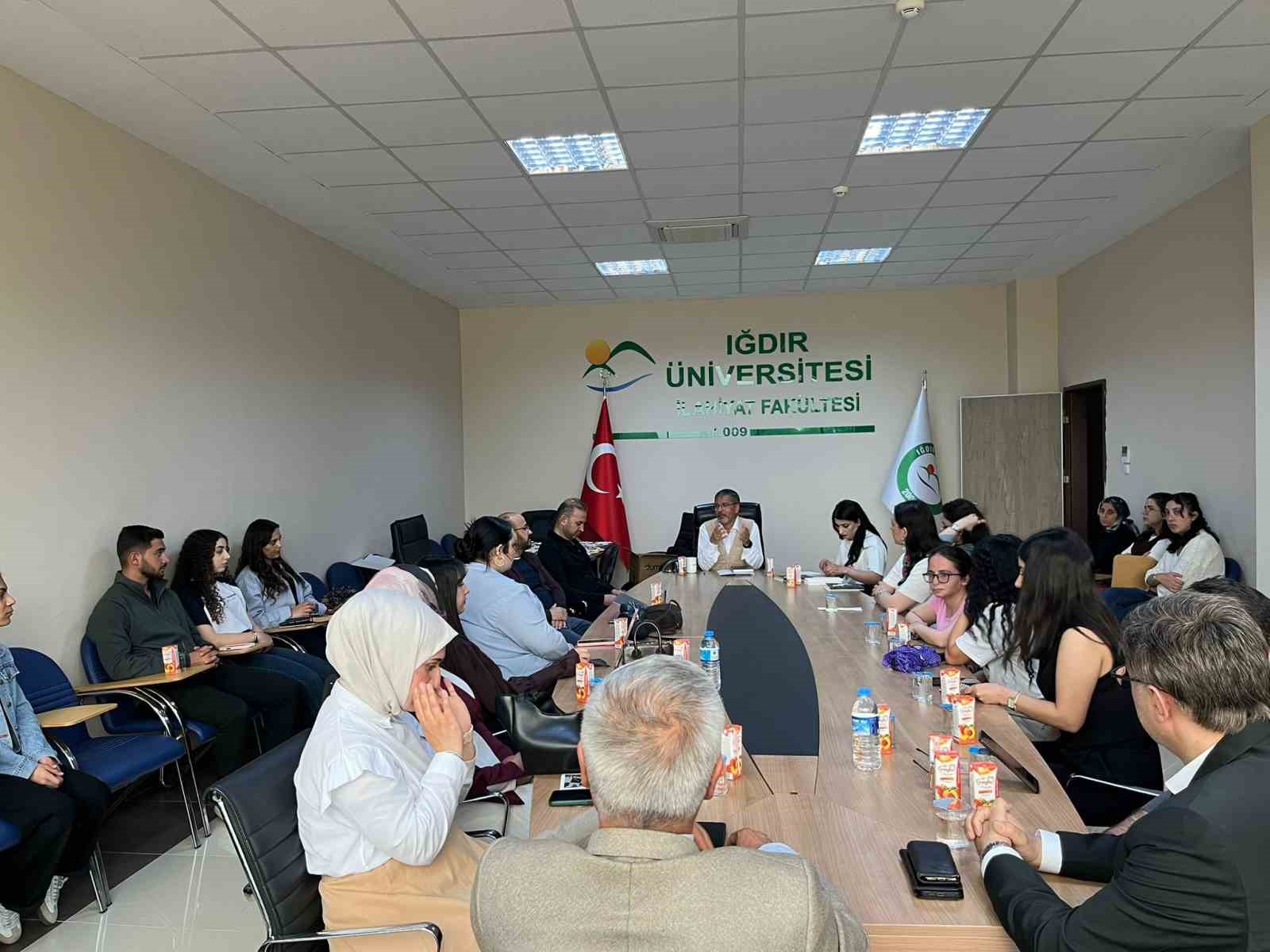 igdir-universitesi-nde-kitap-tahlili-etkinligi-duzenlendi