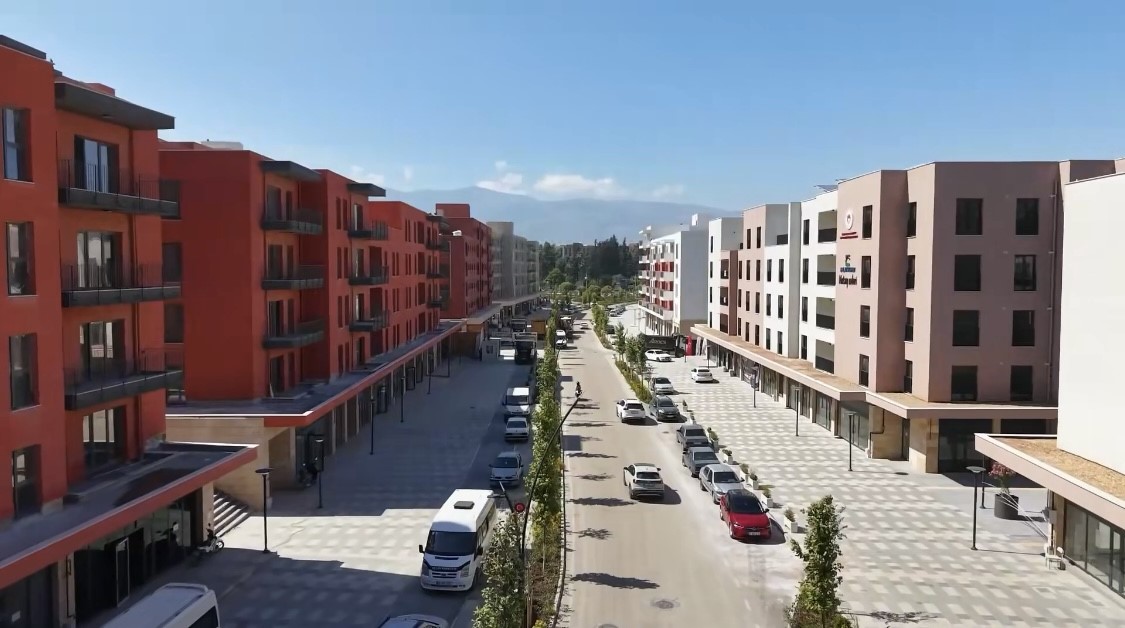 depremin-ardindan-yeniden-insa-edilen-antakya-nin-kalbinde-ticaret-yeniden-basladi