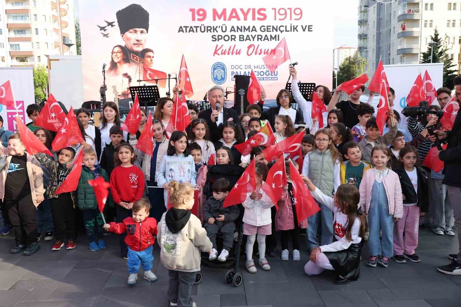 melikgazi-de-19-mayis-in-heyecan-ve-coskusu-genclik-orkestrasi-nin-konseriyle-taclandi