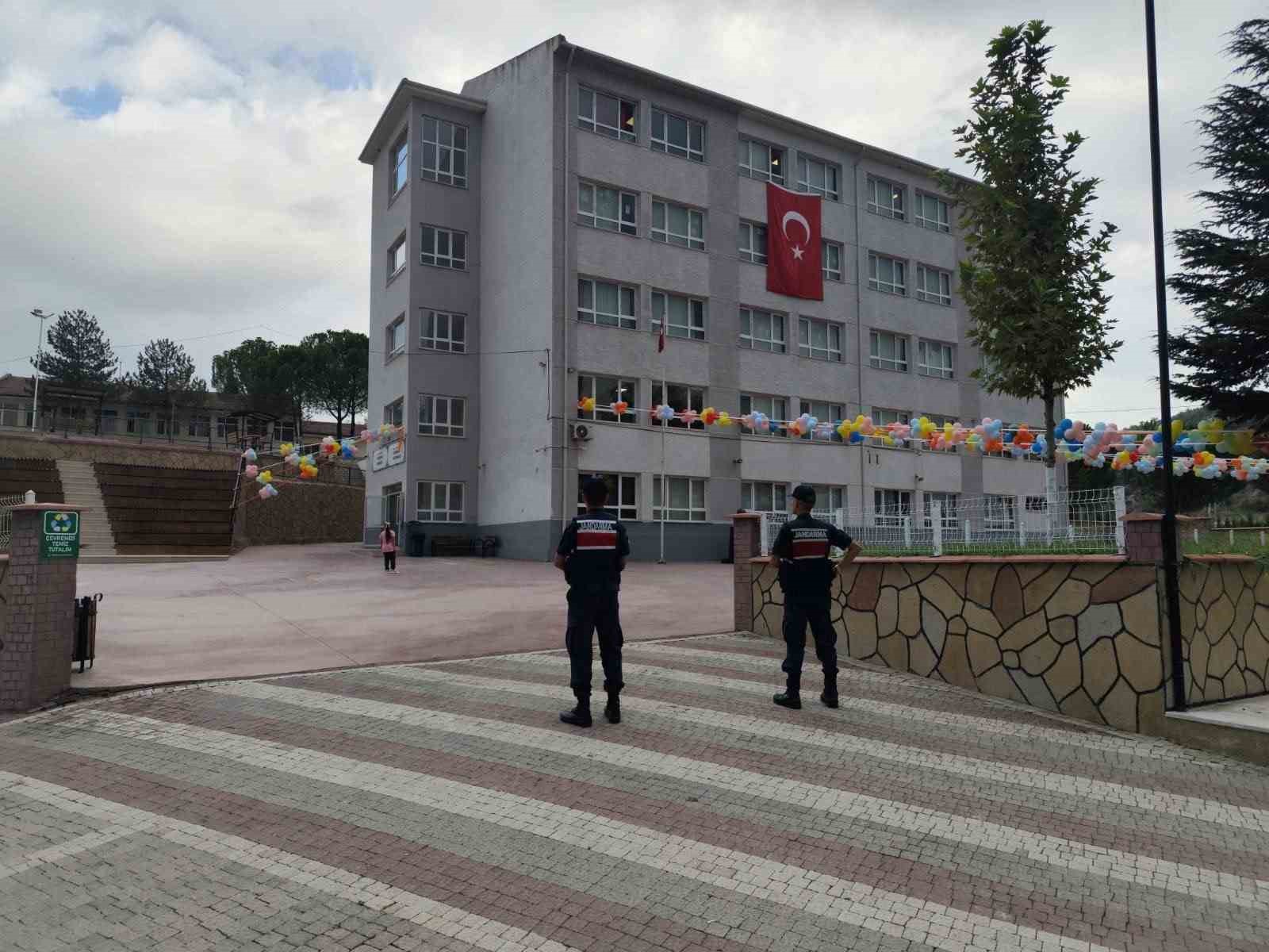 bilecik-te-okul-cevrelerinde-857-kisi-denetlendi