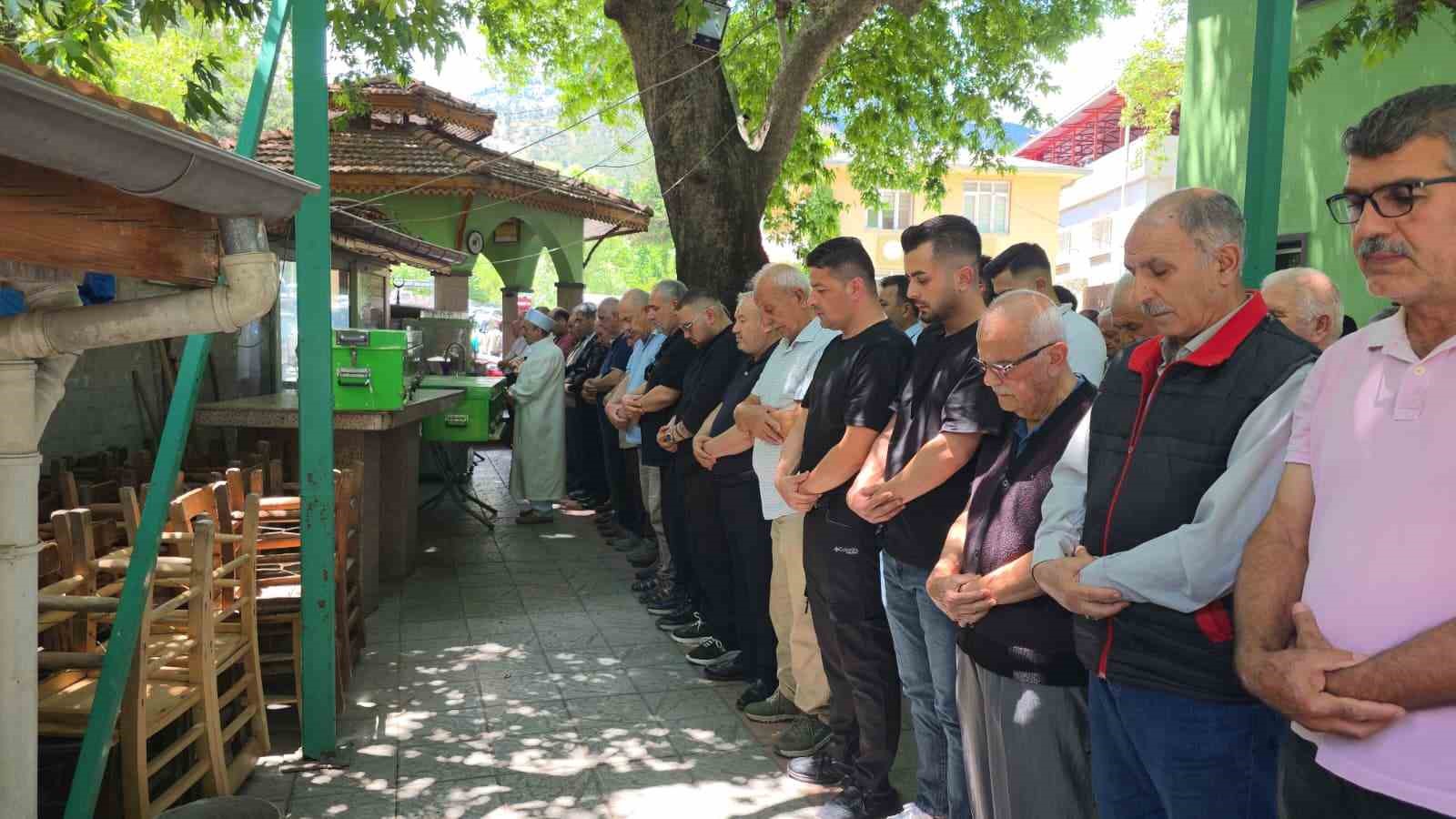 kocasinin-oldurdugu-aslihan-ogretmen-ve-babasi-topraga-verildi