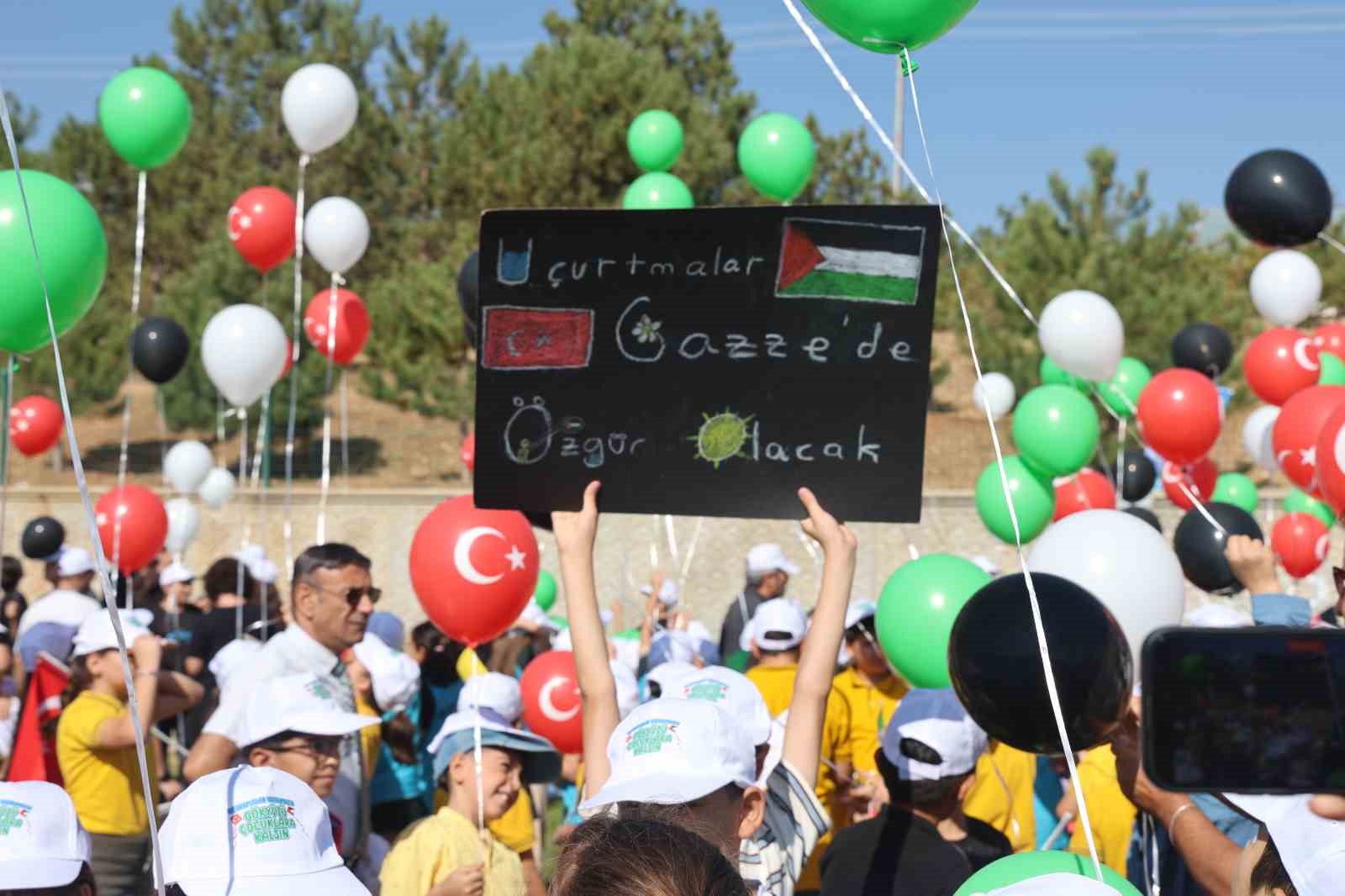 konya-da-gazzeli-cocuklar-icin-balon-ve-ucurtmalar-gokyuzune-birakildi