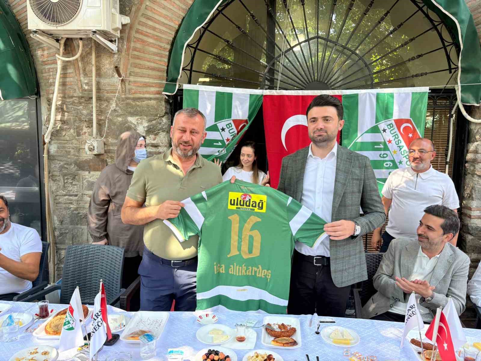 bursaspor-baskani-enes-celik-kapali-carsi-da-esnafla-bulustu