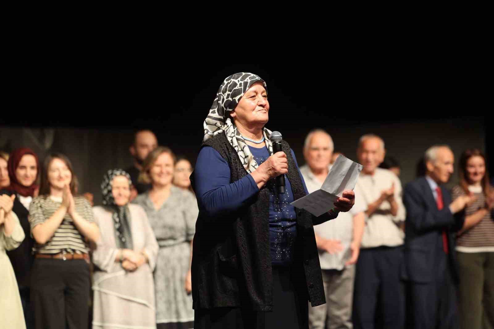 buyuklerin-tiyatro-oyunu-ayakta-alkislandi