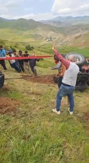 sarikamis-ta-devrilen-traktor-icin-koyluler-seferber-oldu