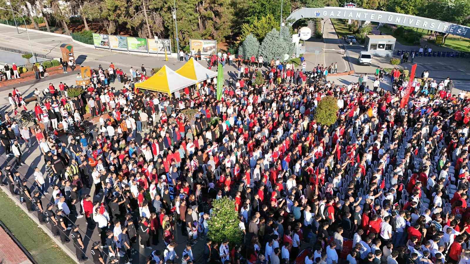 gazi-sehirliler-milli-heyecani-universite-meydaninda-yasadi
