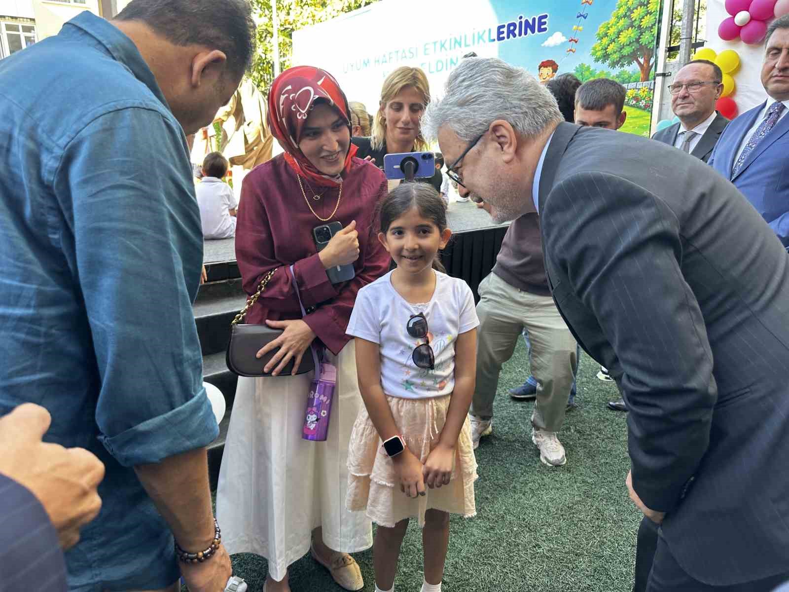 istanbul-da-minik-ogrenciler-uyum-haftasi-nda-okulla-bulustu