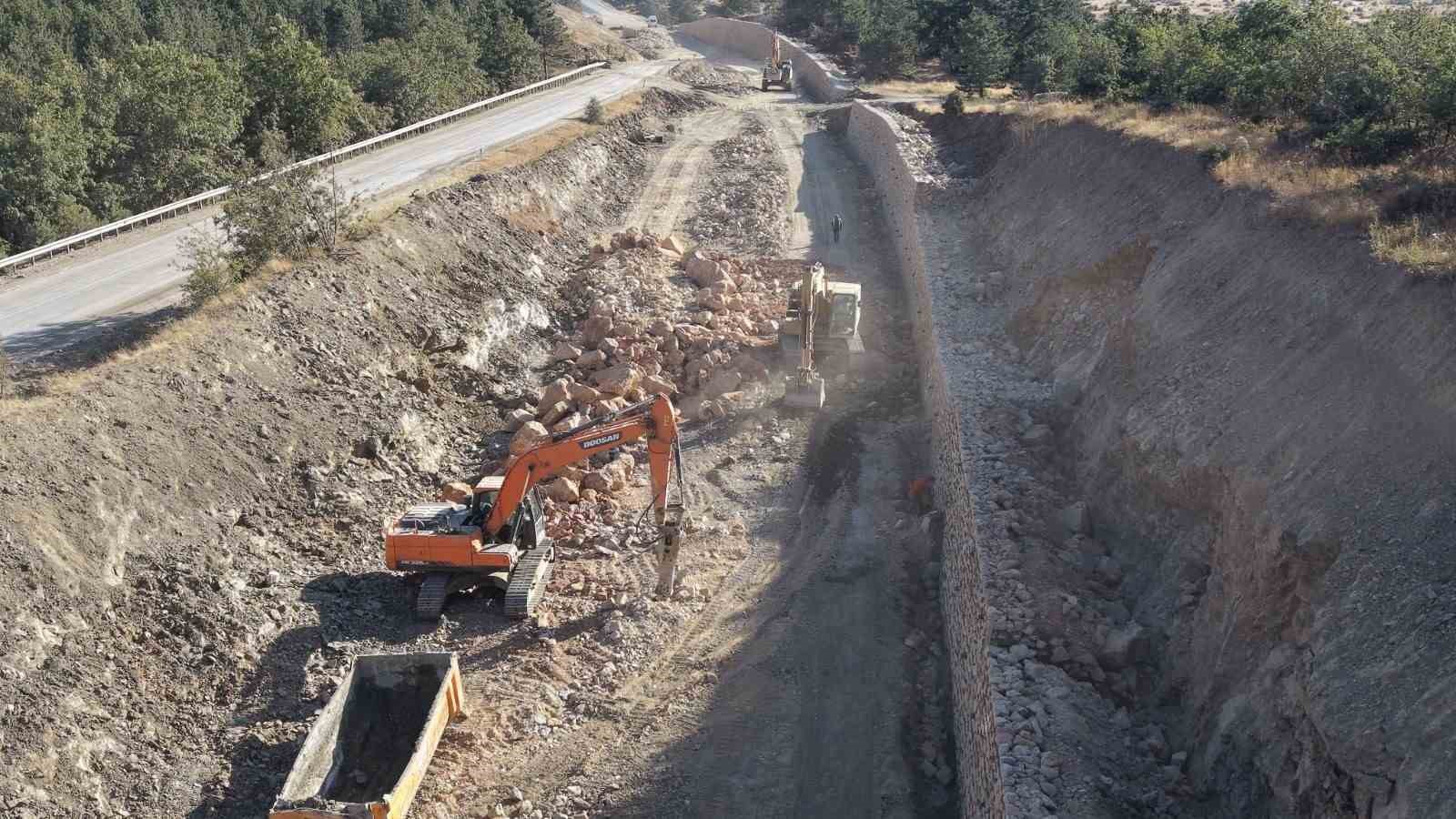 saricakaya-yolundaki-yikilan-duvar-tamir-edildi-yol-calismalari-devam-ediyor
