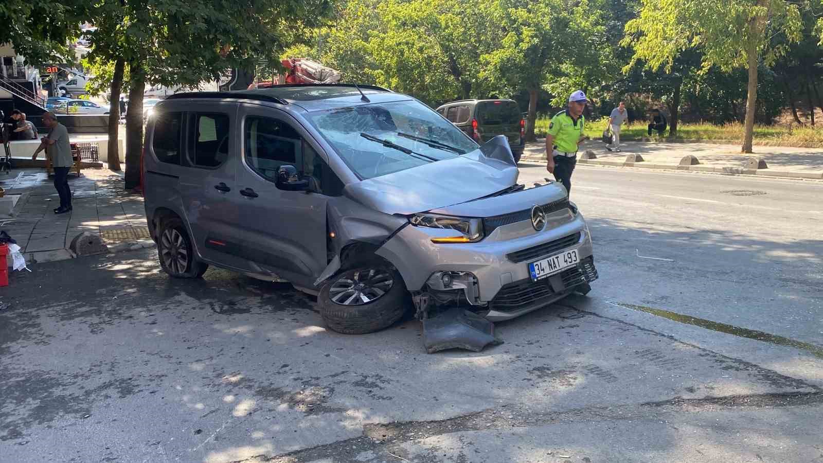 bayrampasa-da-araca-carpan-su-tankeri-devrildi-1-kisinin-yaralandigi-kaza-ani-kamerada