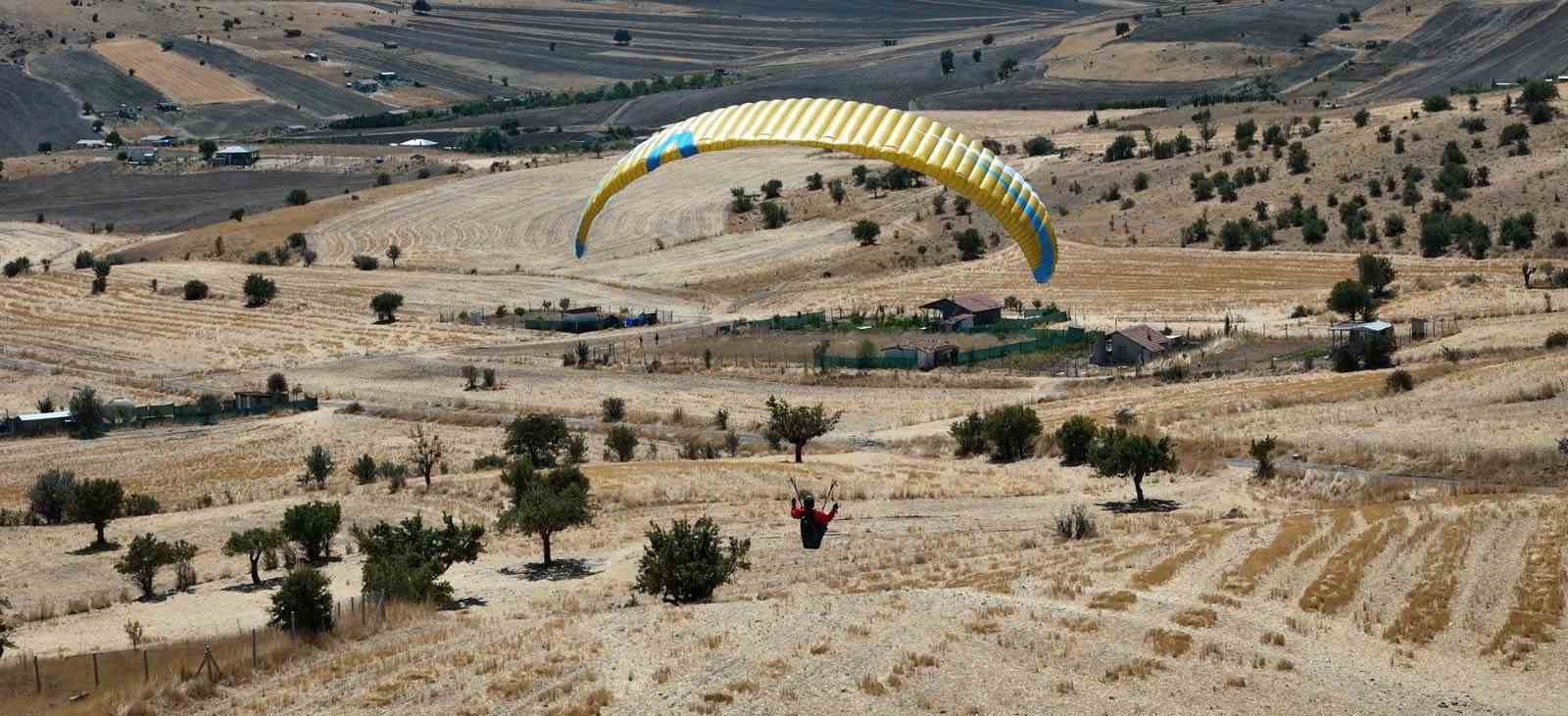 once-turkiye-nin-zirvelerine-tirmaniyor-sonra-gokyuzune-suzuluyor