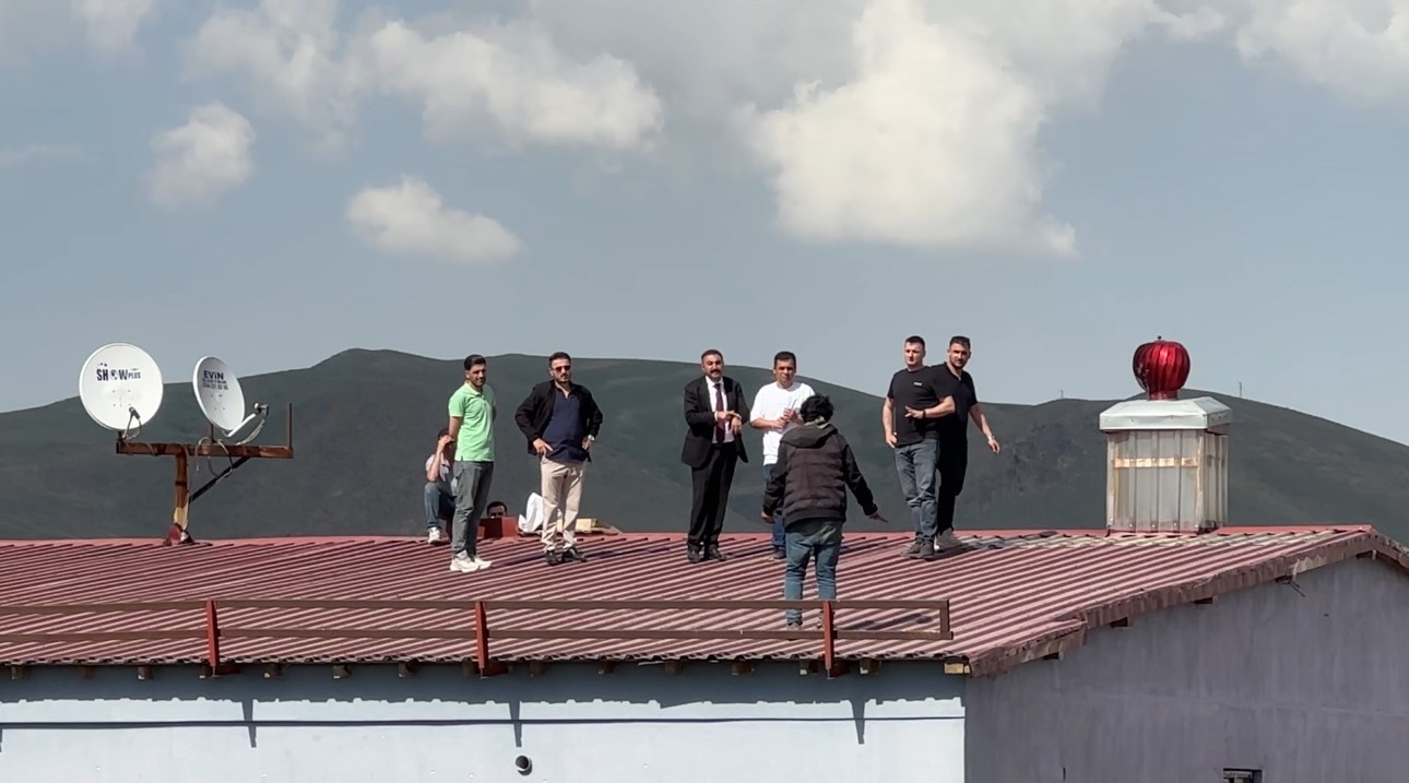 yuksekova-da-catiya-cikan-genci-belediye-baskani-ve-polis-ekipleri-ikna-etti