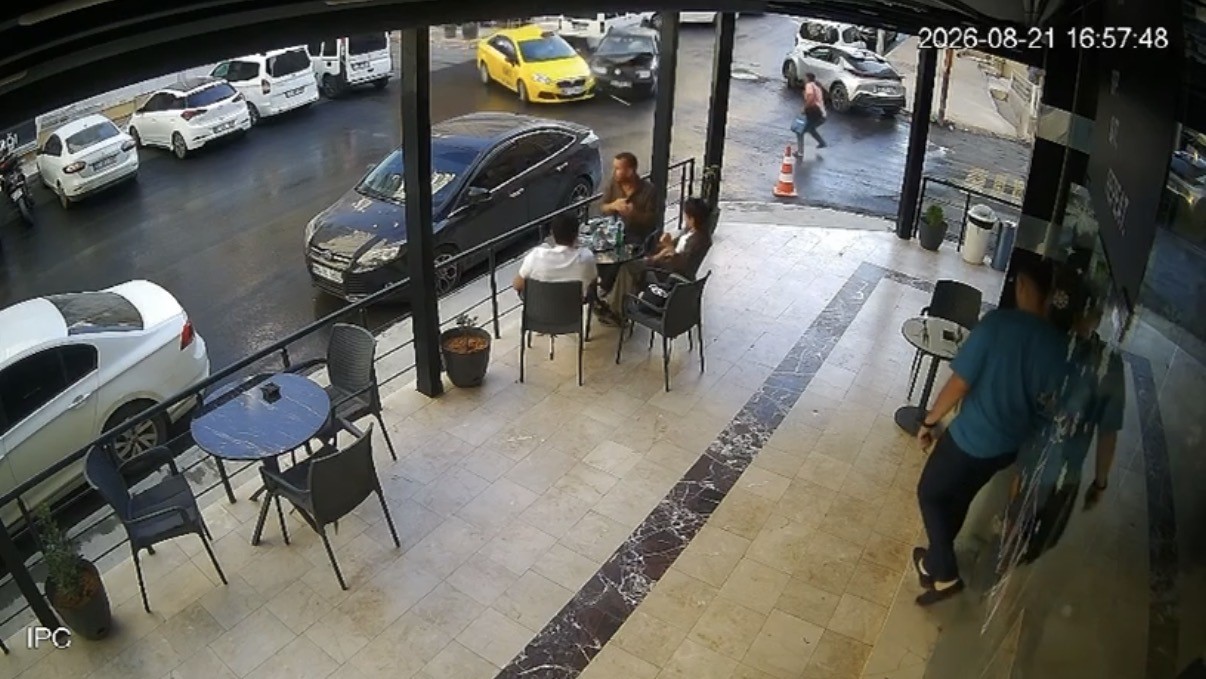 mardin-de-otomobilin-kafenin-girisine-carptigi-anlar-kamerada