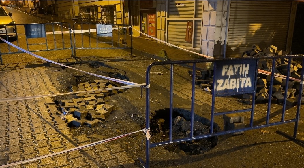 fatih-te-yagmur-sonrasi-yol-coktu-kamyon-ve-otomobil-cukura-girdi