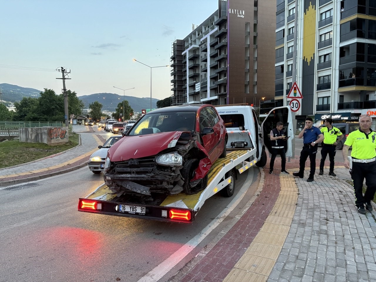 kontrolden-cikan-arac-tabelaya-carpti-surucu-yaralandi
