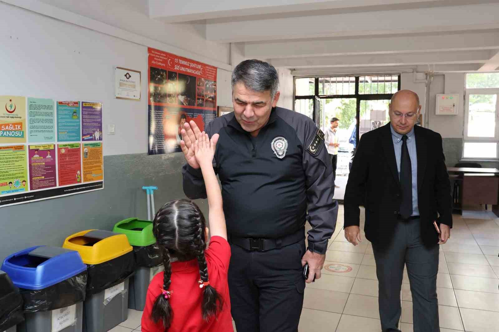 polis-ogrencilerle-bulustu
