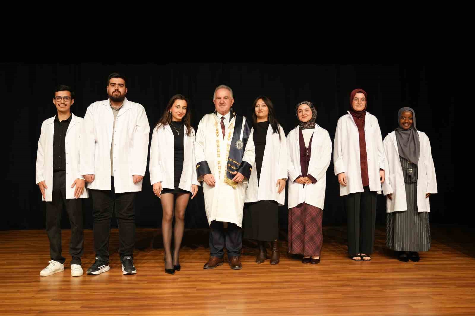 gelecegin-eczacilari-beyaz-onluklerini-giydi