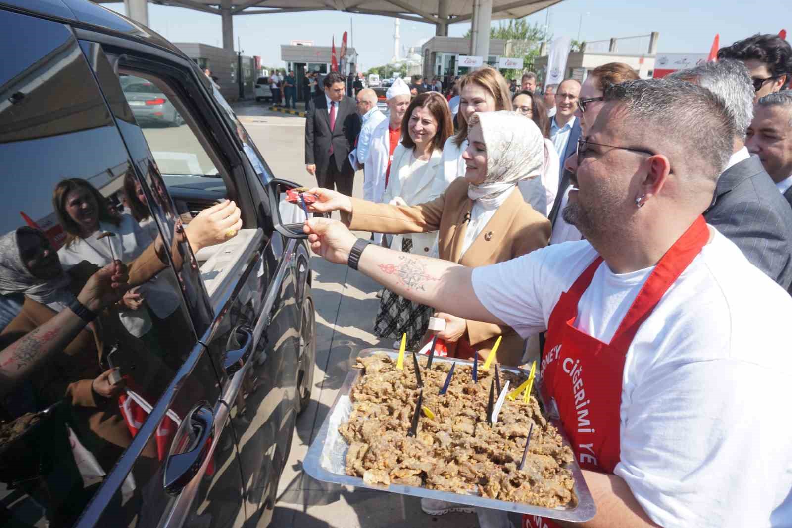 bakan-goktas-kapikule-de-gurbetcilerle-kucaklasti