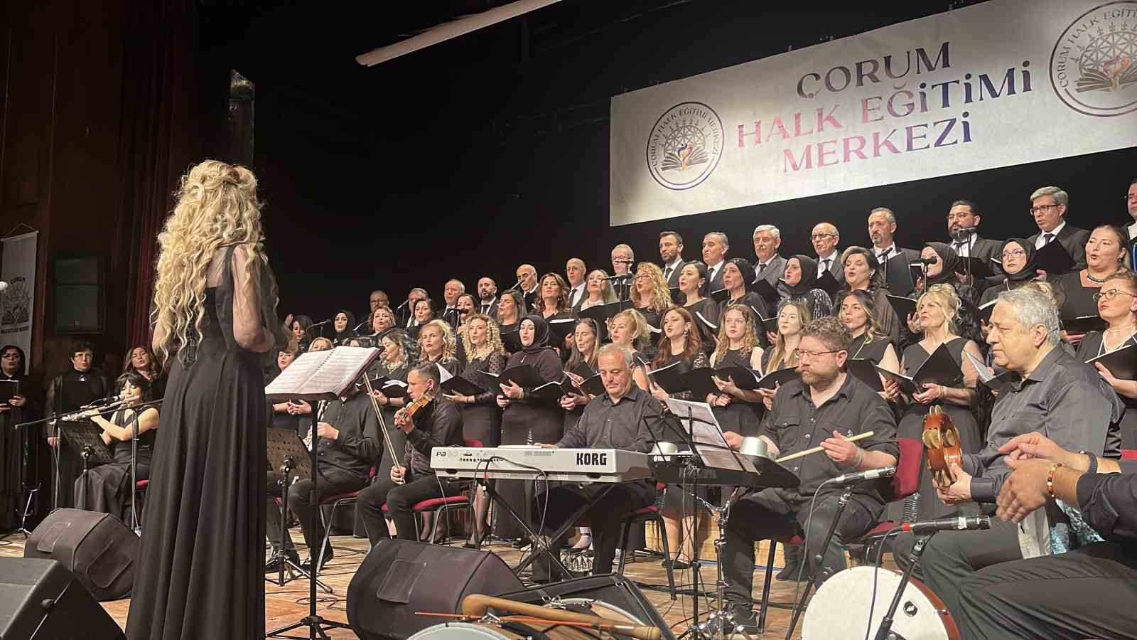 corum-da-turk-sanat-muzigi-ve-turk-halk-muzigi-konseri-sanatseverleri-mest-etti
