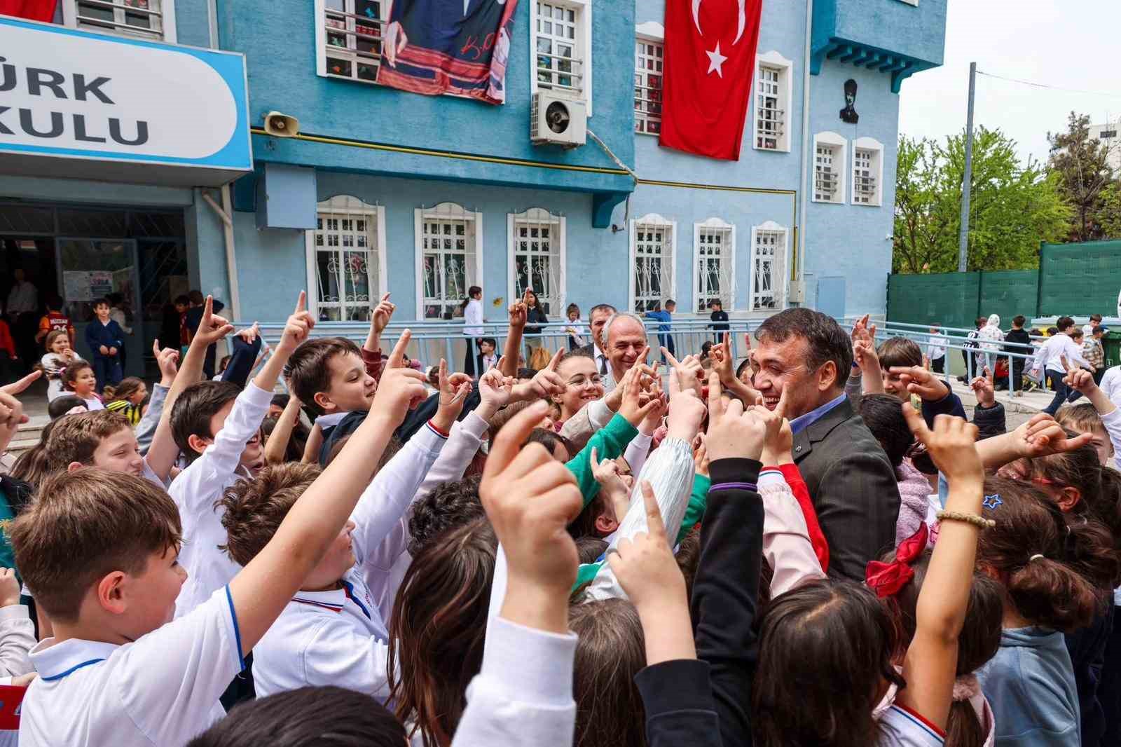 vali-sozer-ogrencilerle-bir-araya-geldi