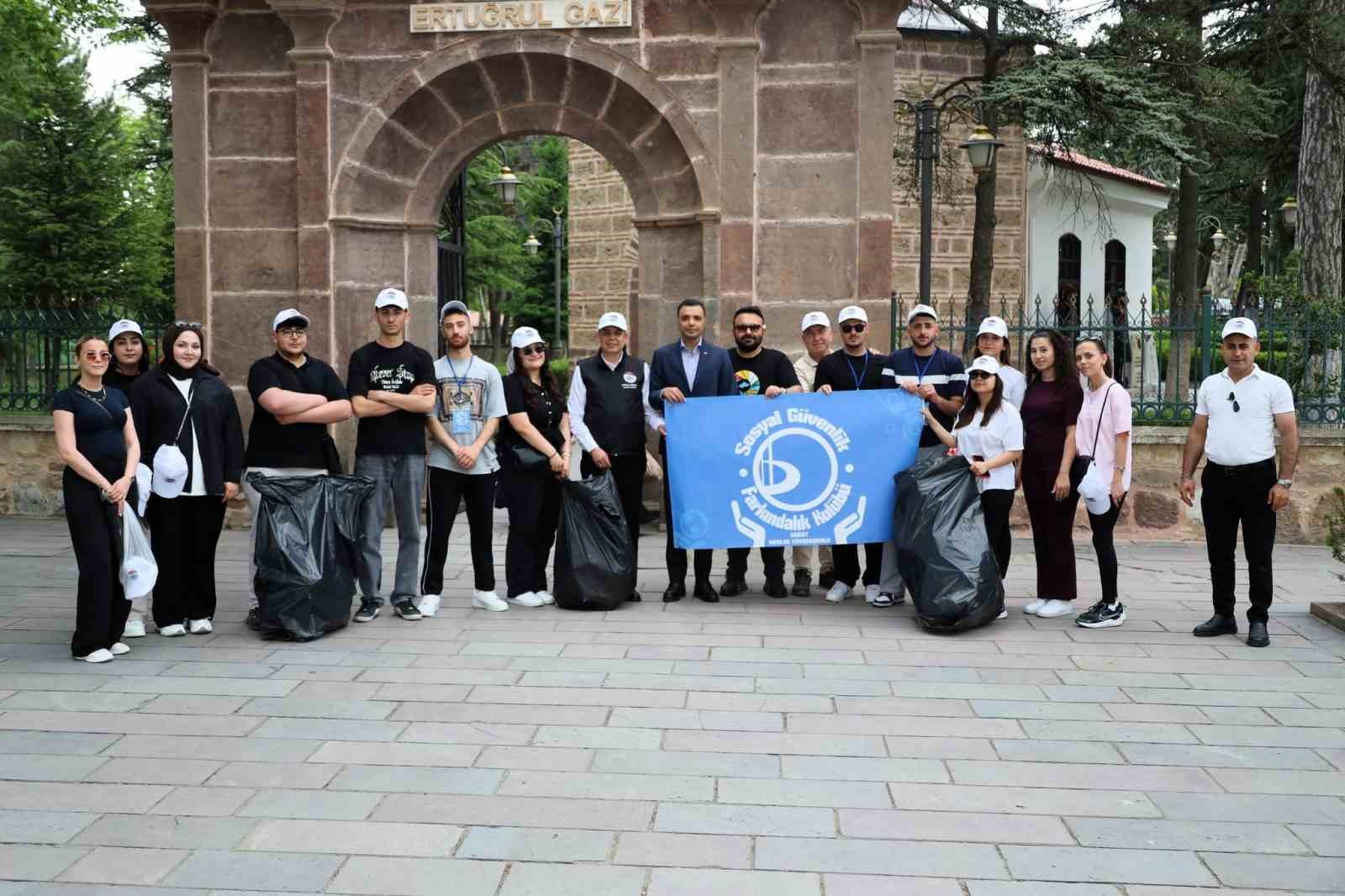 ertugrul-gazi-turbesi-cevresinde-poset-poset-cop-toplandi