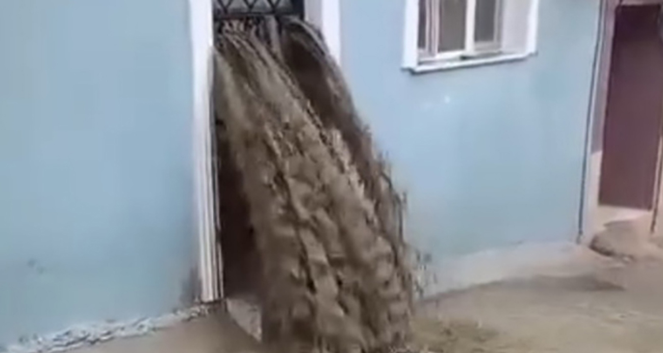 sel-sulari-evinin-icinden-gecti-olumden-dondu
