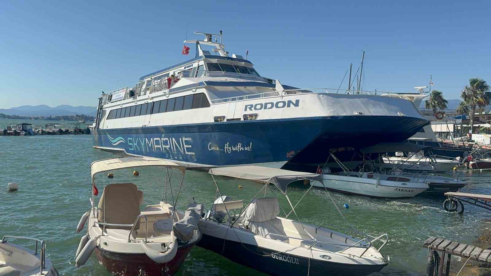 rodos-seferi-yapan-feribot-fethiye-de-karaya-oturdu