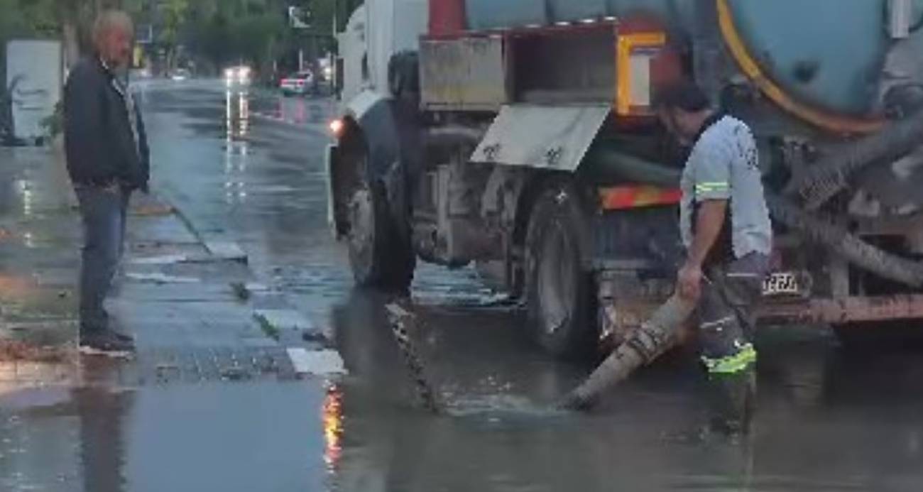 ankara-da-saganak-etkili-oldu-sokaklar-gole-dondu