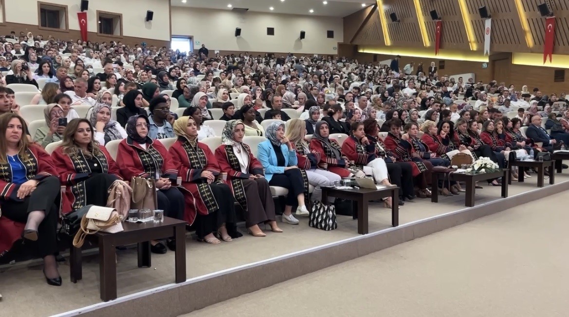 hemsire-adaylari-mezuniyet-coskusu-yasadi