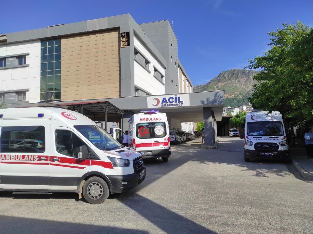 diyarbakir-da-trafik-kazasi-anne-ve-oglu-hayatini-kaybetti-4-kisi-yaralandi