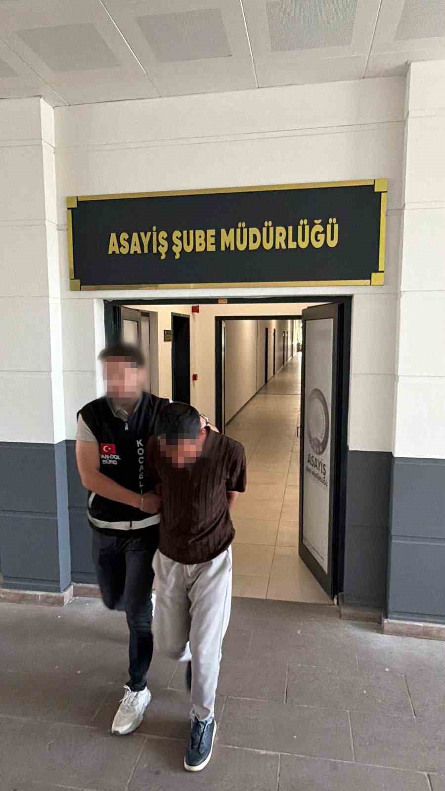 kendini-polis-olarak-tanitip-vatandasi-dolandiran-supheli-otobuste-yakalandi