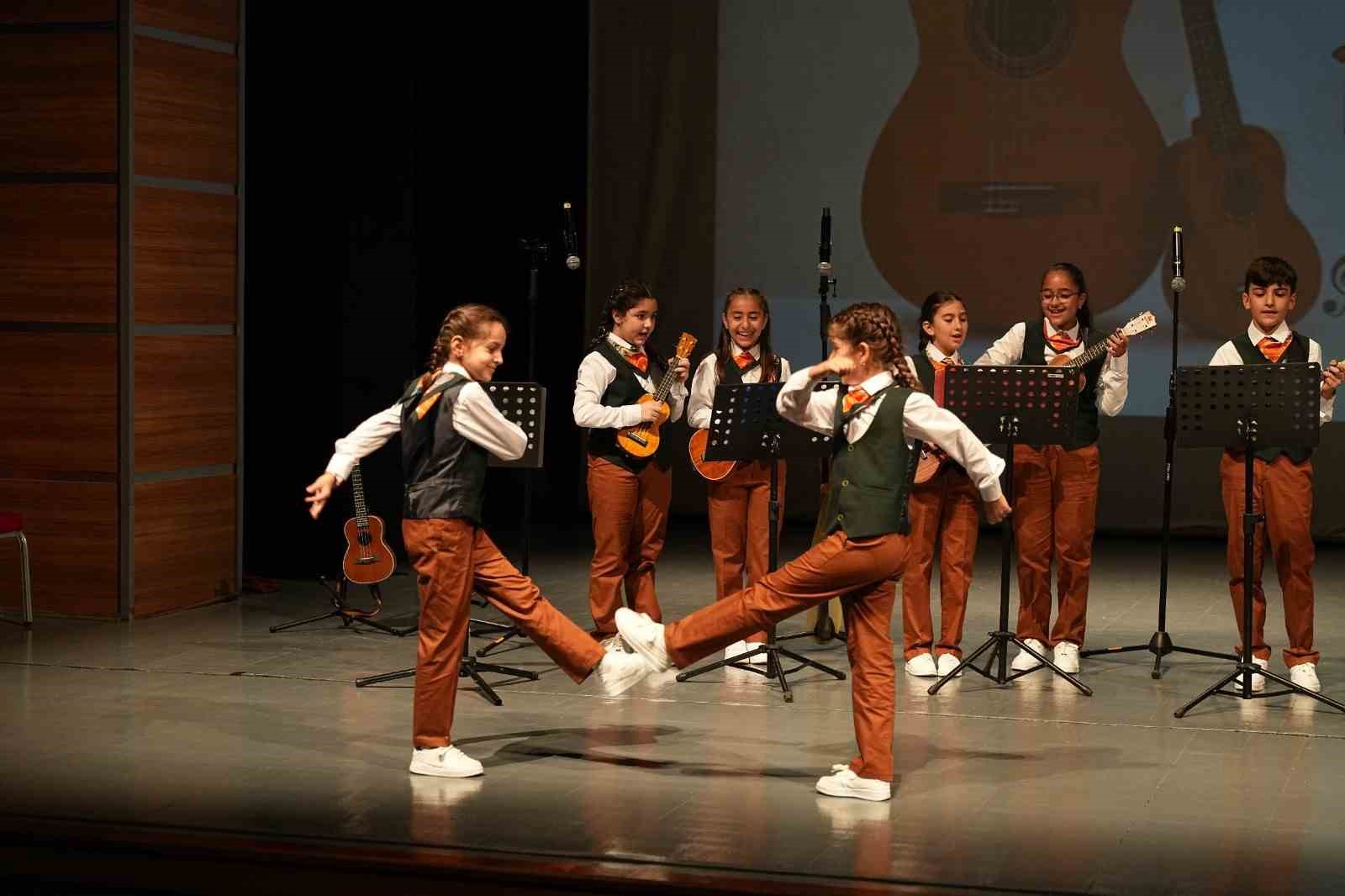 konservatuvar-ogrencileri-hem-caldi-hem-oynadi