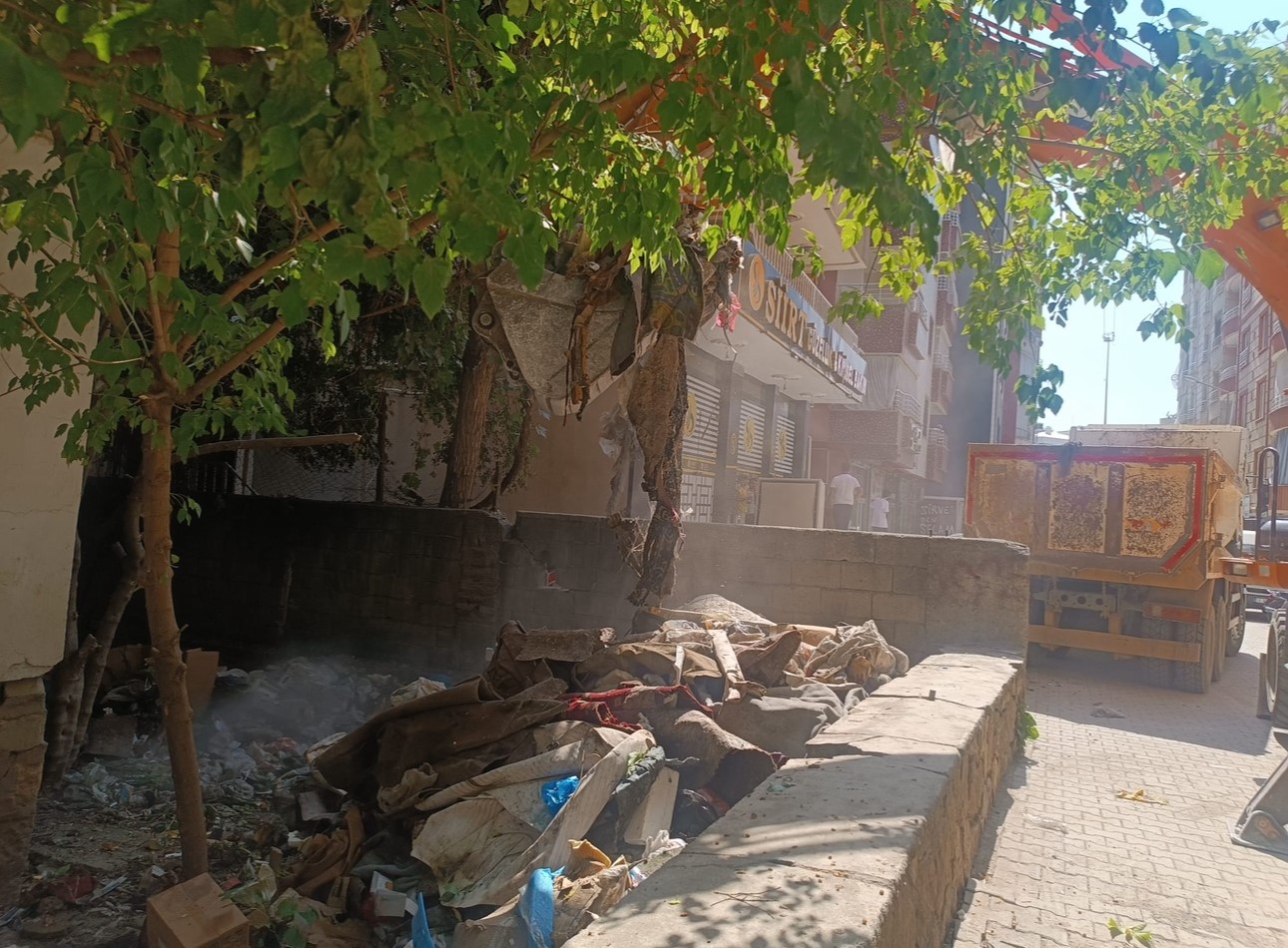 siirt-te-bir-evden-2-kamyon-cop-cikarildi