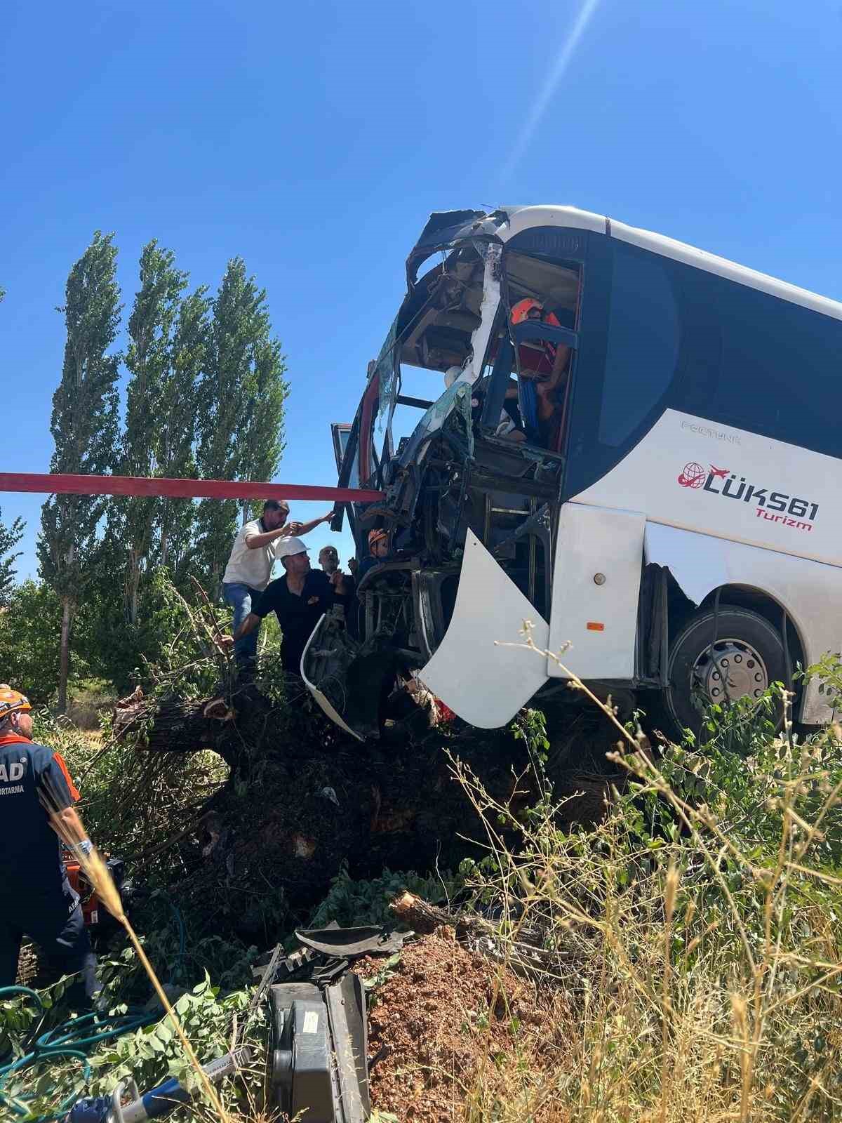 diyarbakir-da-yolcu-otobusu-agaca-cikti-2-yarali