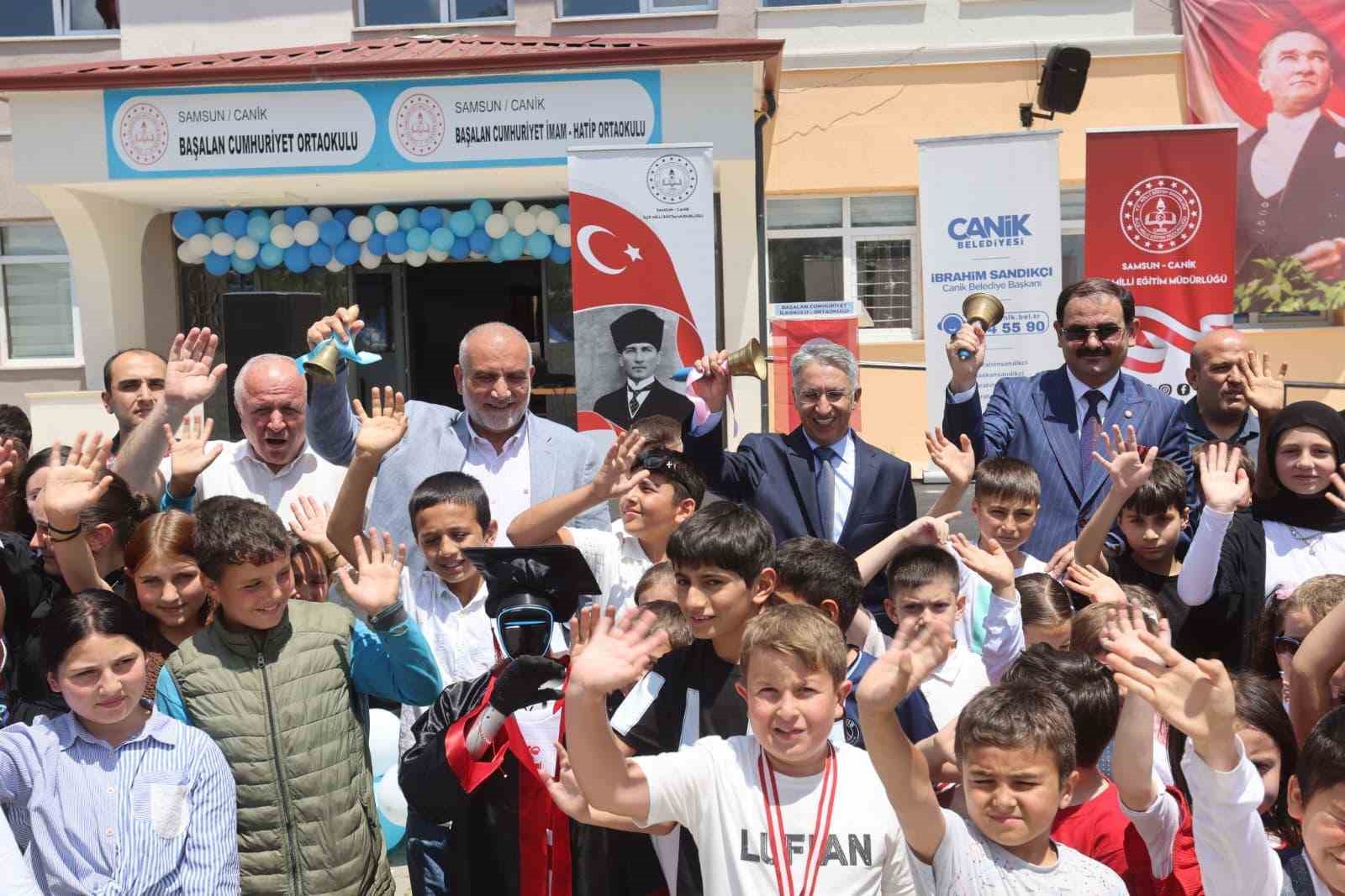 baskan-sandikci-ogrencilerin-karne-heyecanina-ortak-oldu