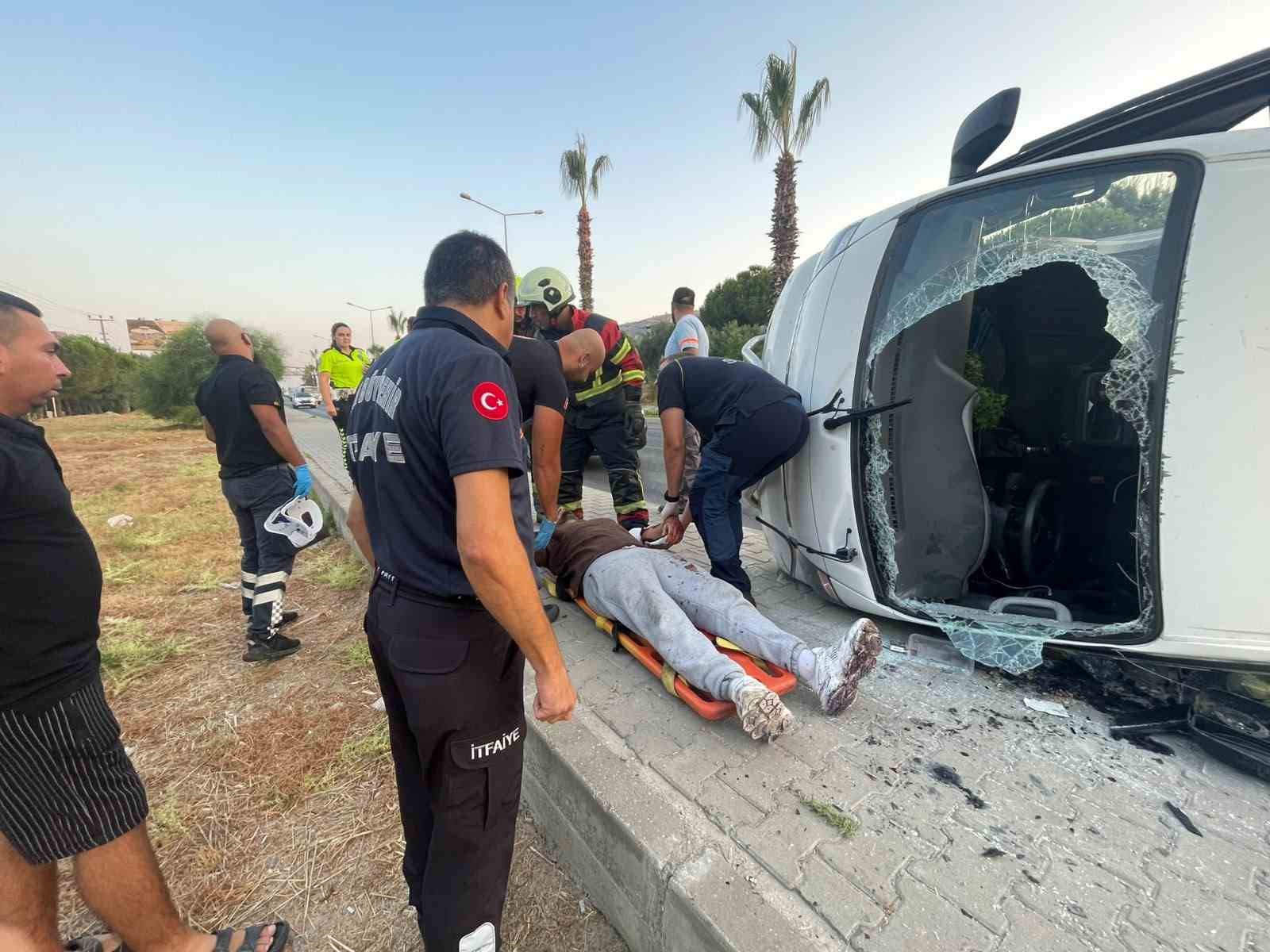 itfaiye-ekipleri-genc-surucuyu-camdan-cikardi