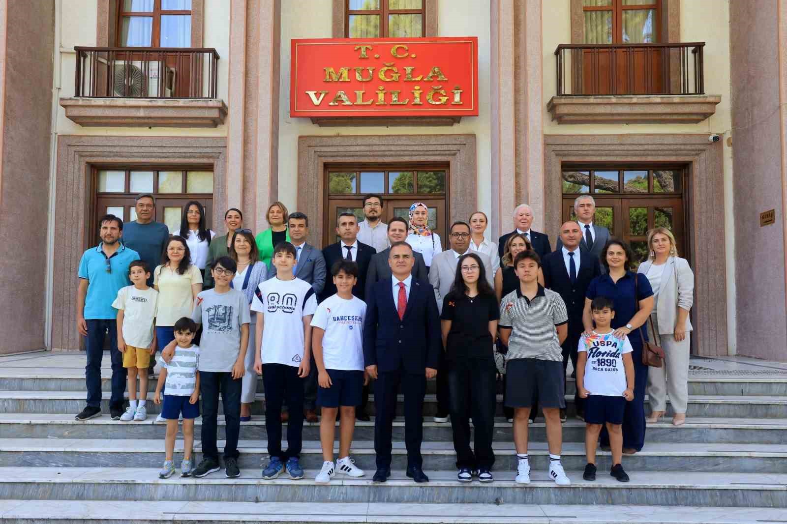 mugla-valisi-dr-idris-akbiyik-lgs-sampiyonlarini-altinla-odullendirdi