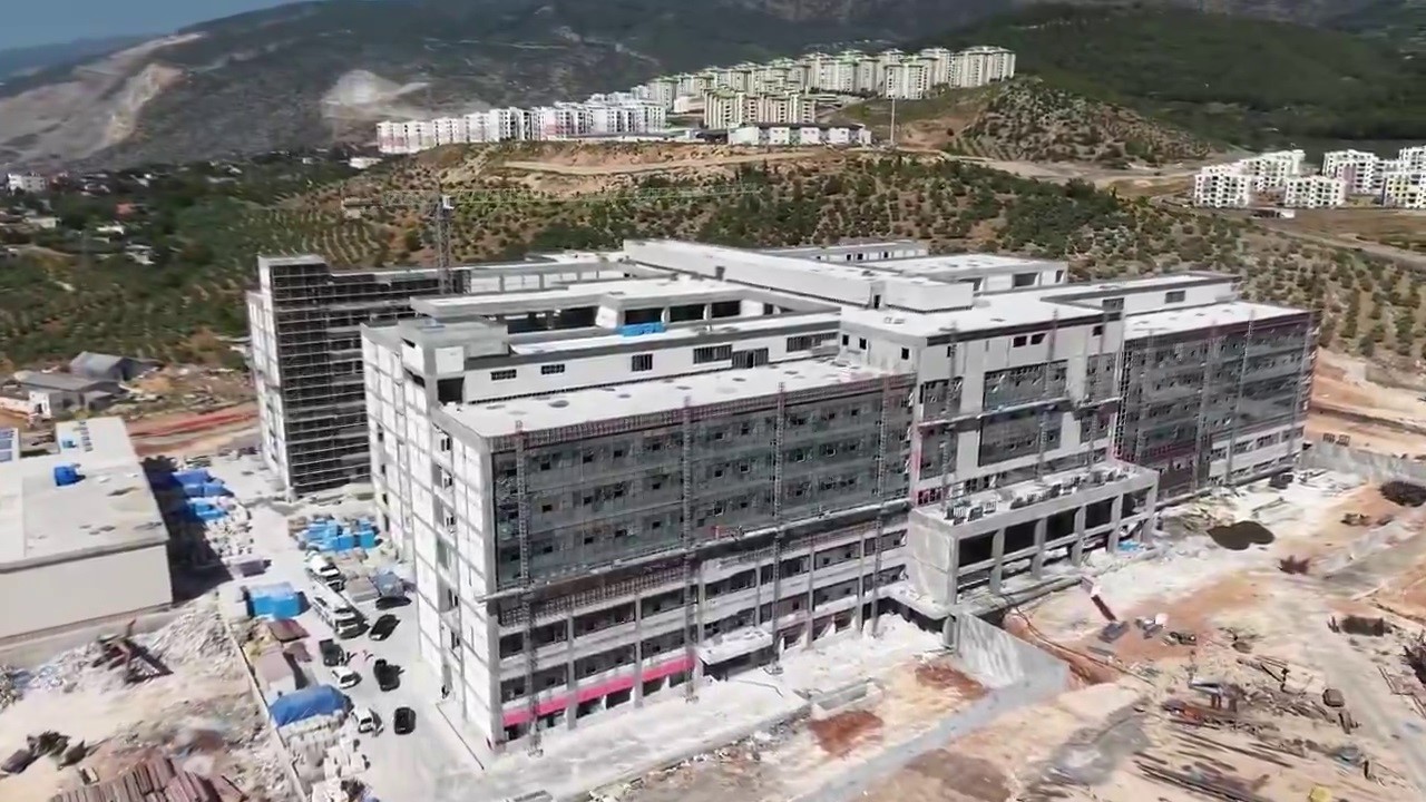 iskenderun-a-600-yatakli-modern-devlet-hastanesi-yukseliyor