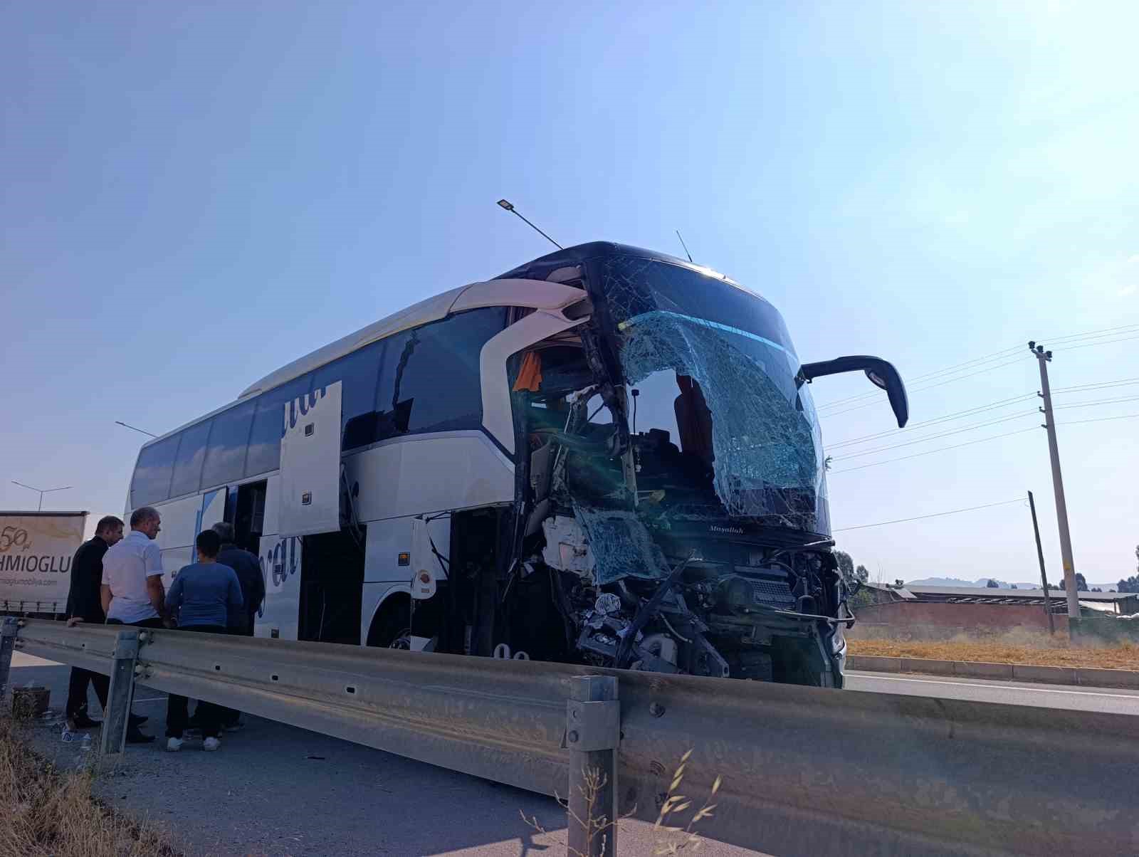 yolcu-otobusu-kamyonete-carpti-1-olu-15-yarali