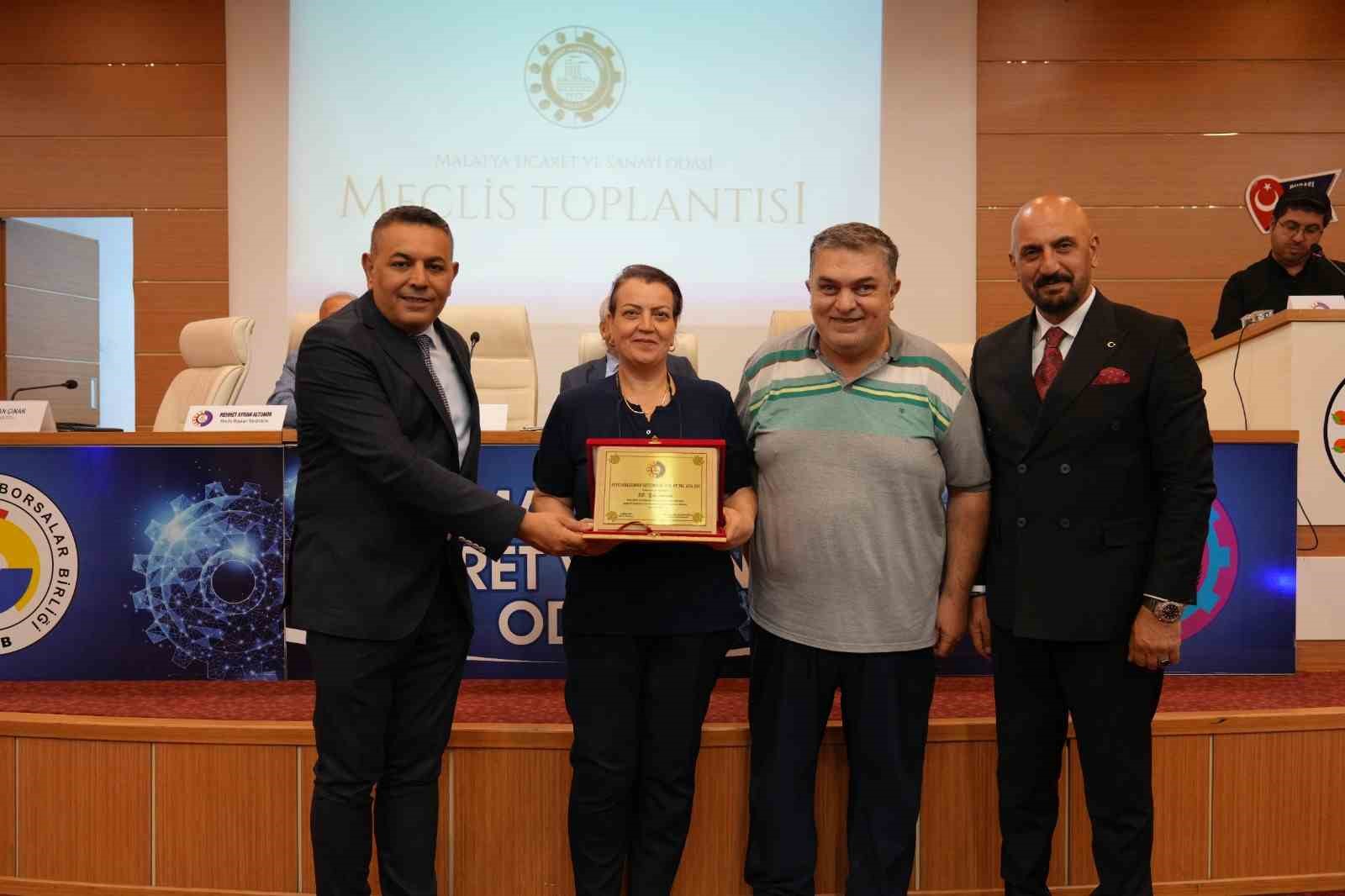 mtso-nun-uyelerine-vefa-plaketi-takdimi-devam-ediyor