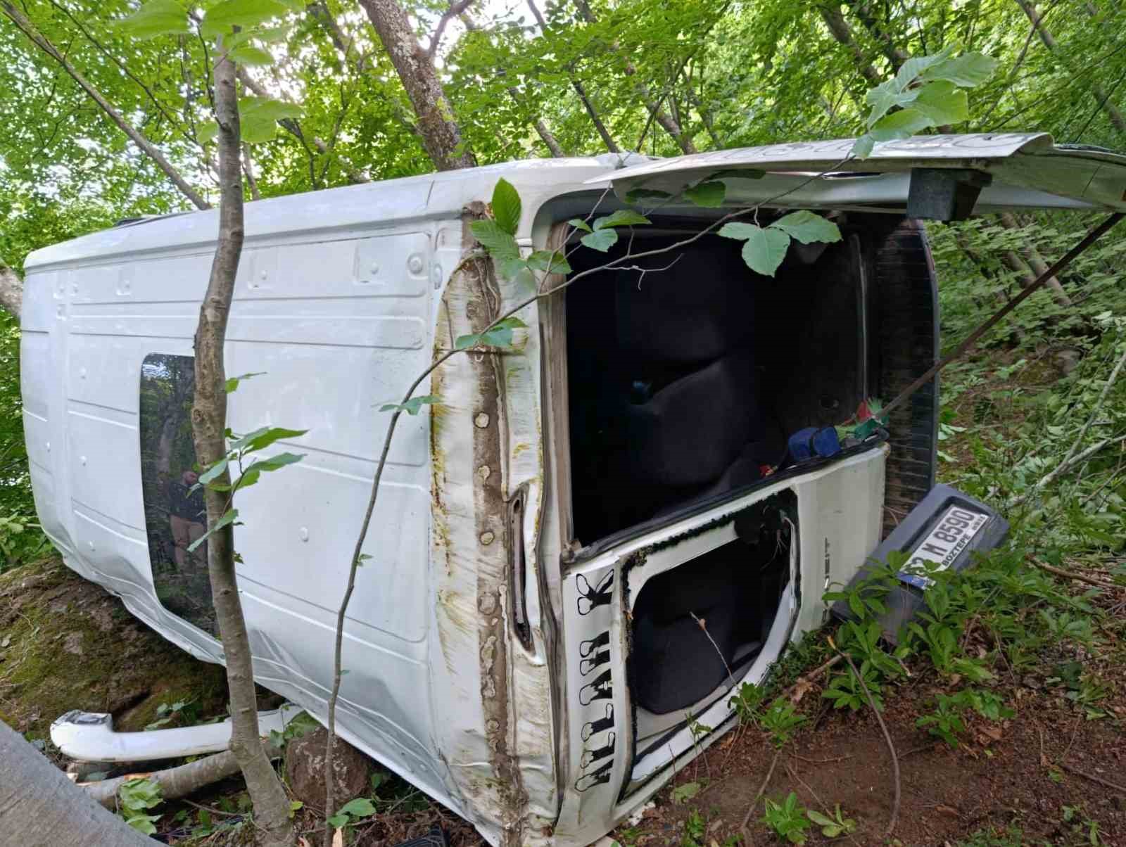 ordu-da-yolcu-minibusu-ucuruma-yuvarlandi-9-yarali