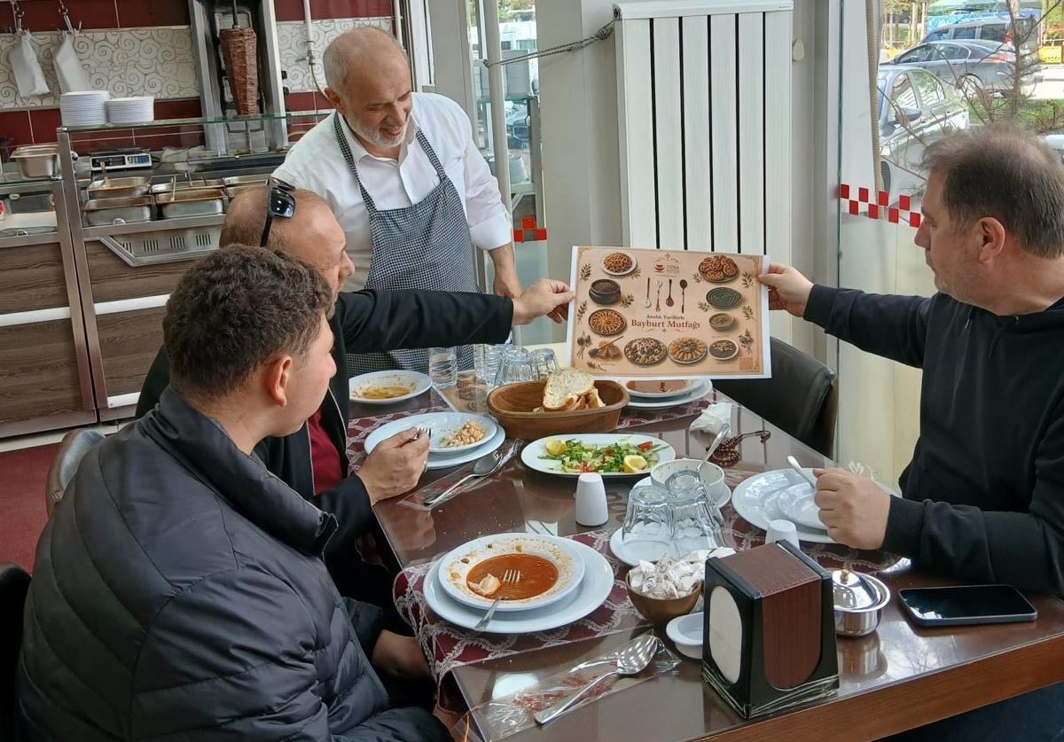bayburt-ta-lokantalara-yoresel-lezzetleri-tanitan-servis-materyalleri-dagitildi