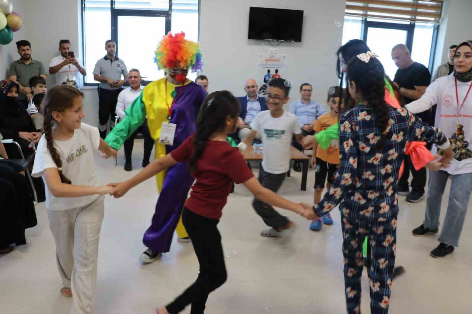 ceylanpinar-da-bir-oyuncak-bir-sifa-projesiyle-cocuklarin-yuzu-guldu