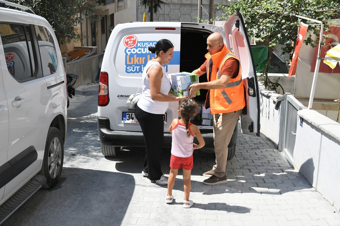 kusadasi-nda-ihtiyac-sahibi-cocuklara-sut-destegi
